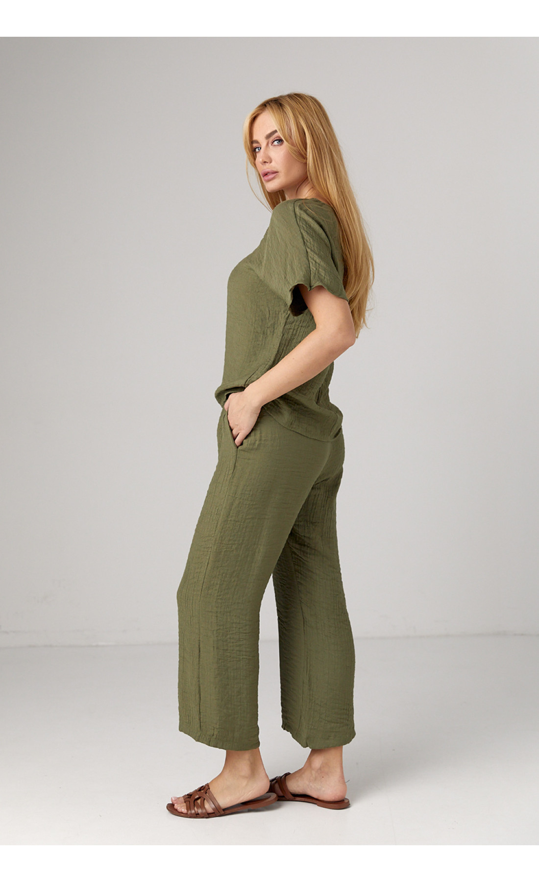 Літній костюм з брюками та футболкою  зелений колір