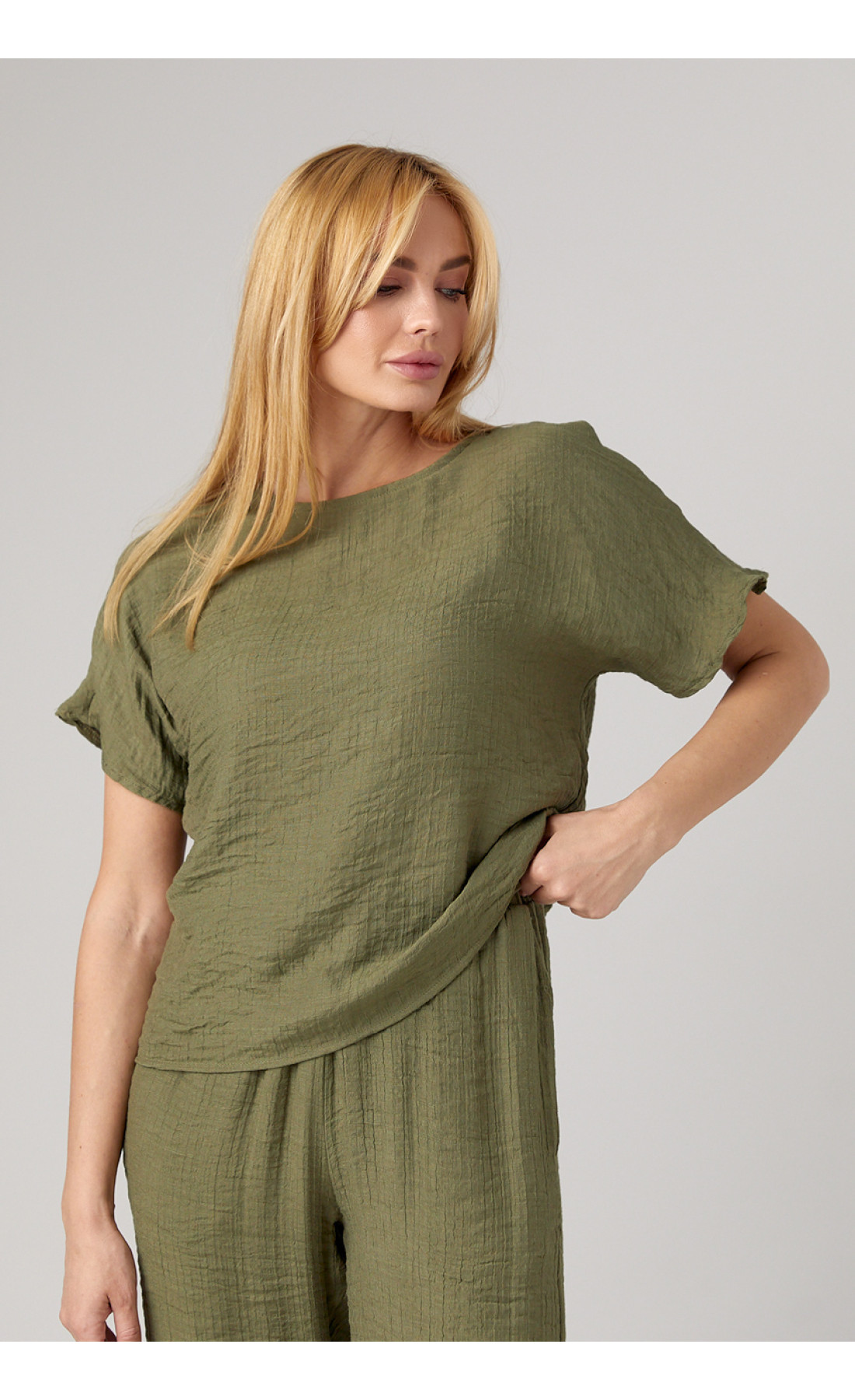 Літній костюм з брюками та футболкою  зелений колір