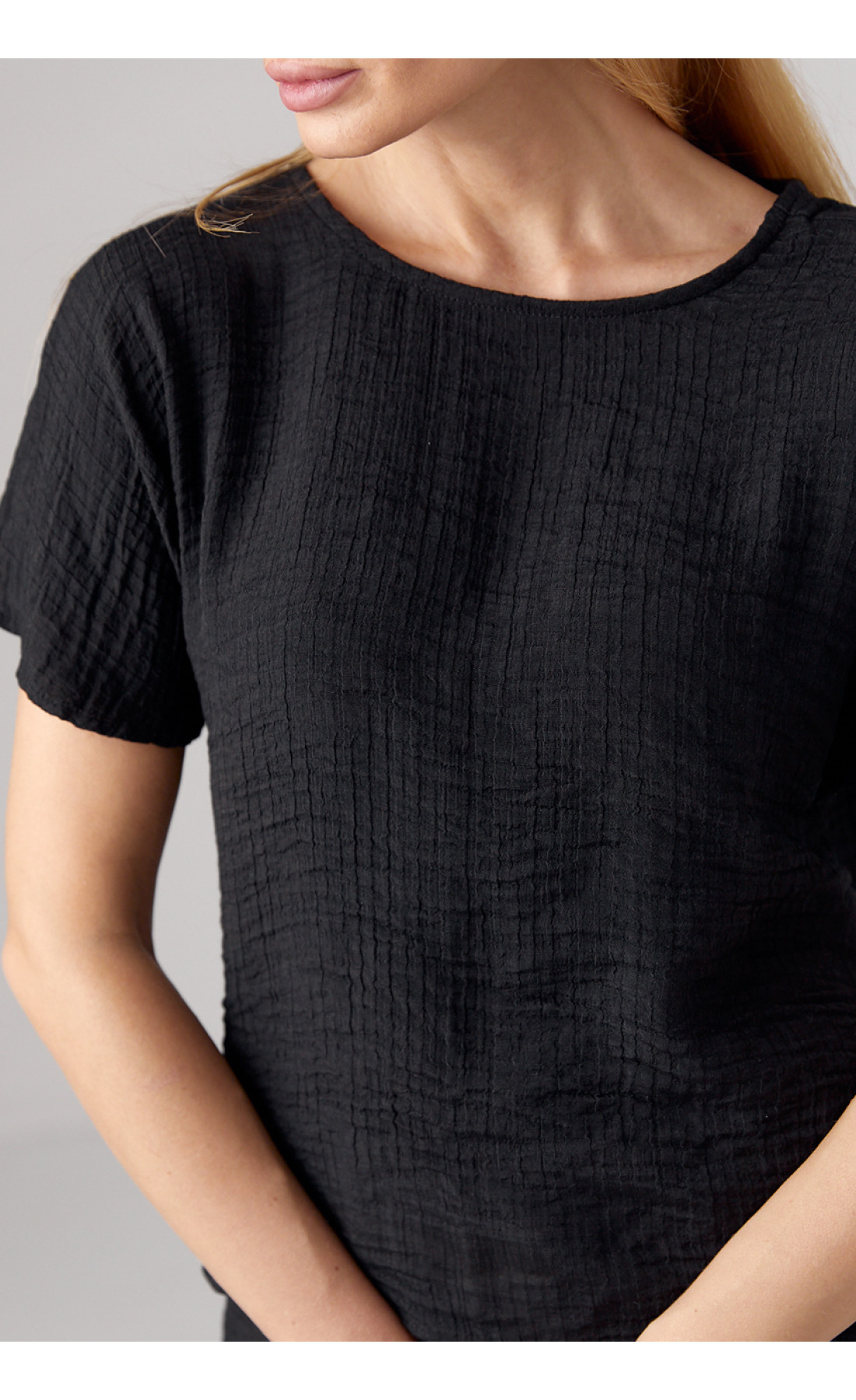 Літній костюм з брюками та футболкою  чорний колір