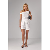 Жіночий лляний костюм із шортами та асиметричним топом  молочний колір