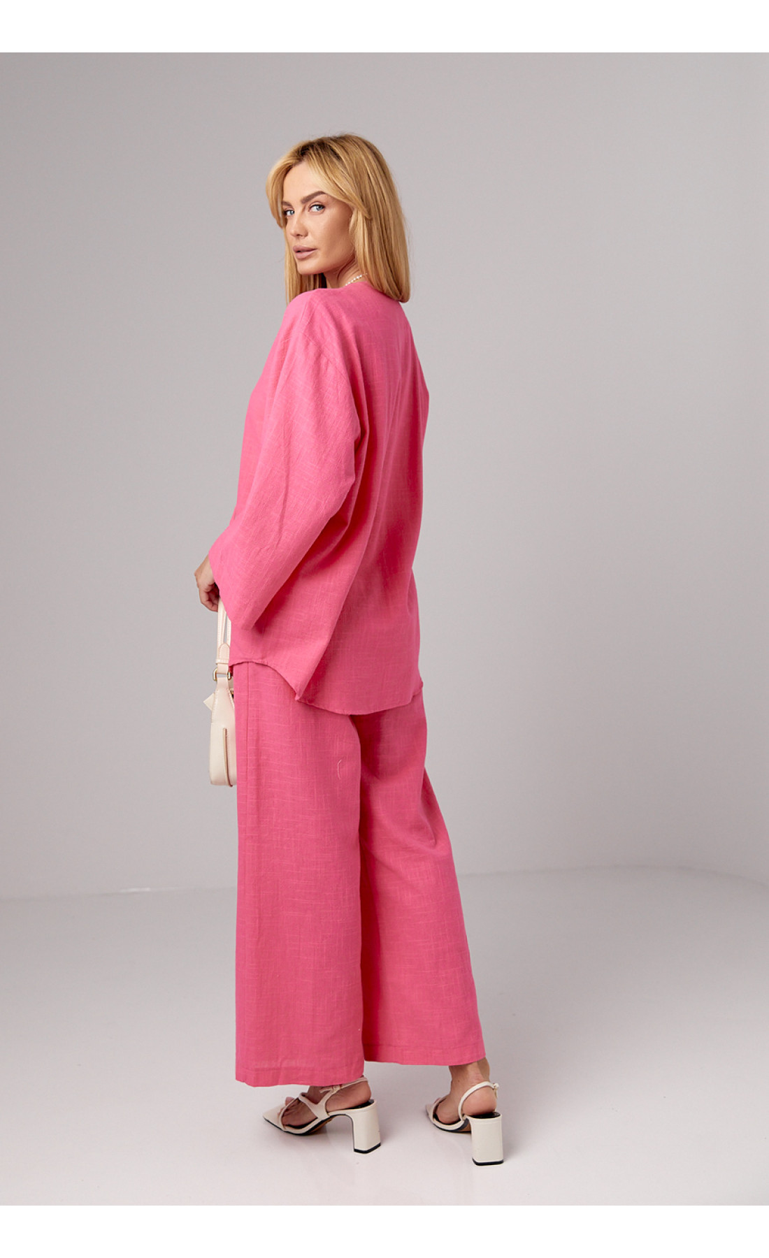 Лляний костюм з прямими штанами та сорочкою на зав'язках  рожевий колір