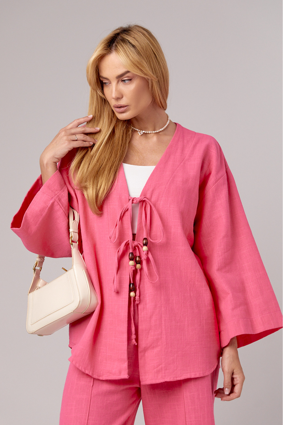 Лляний костюм з прямими штанами та сорочкою на зав'язках  рожевий колір