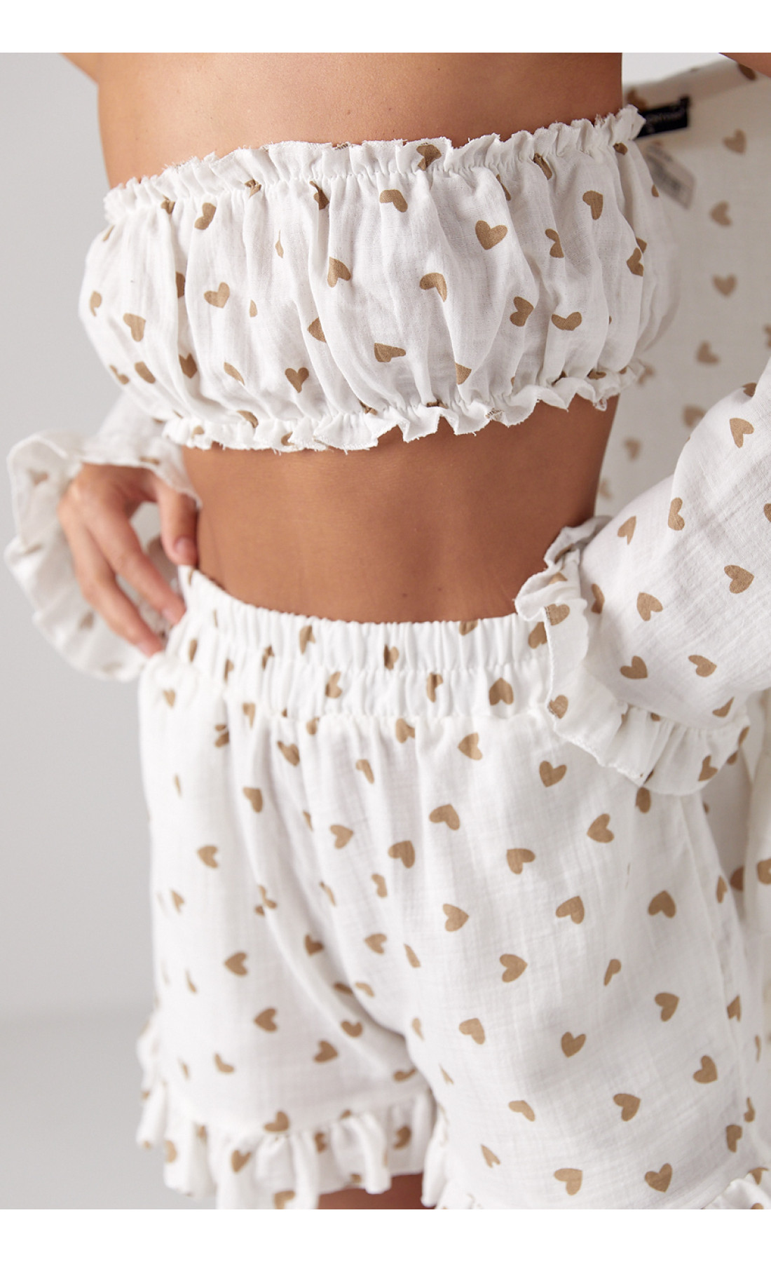 Літній костюмтрійка прикрашений сердечками  кавовий колір