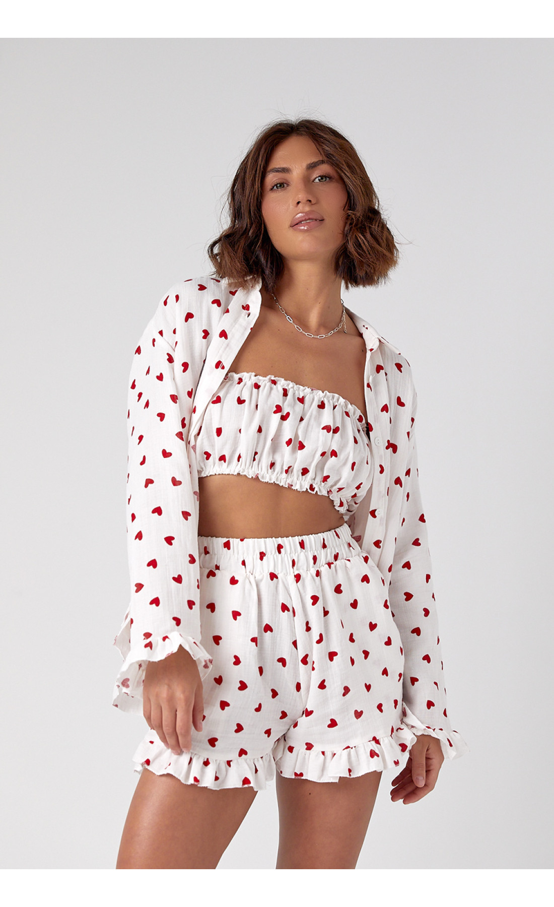 Літній костюмтрійка прикрашений сердечками  червоний колір