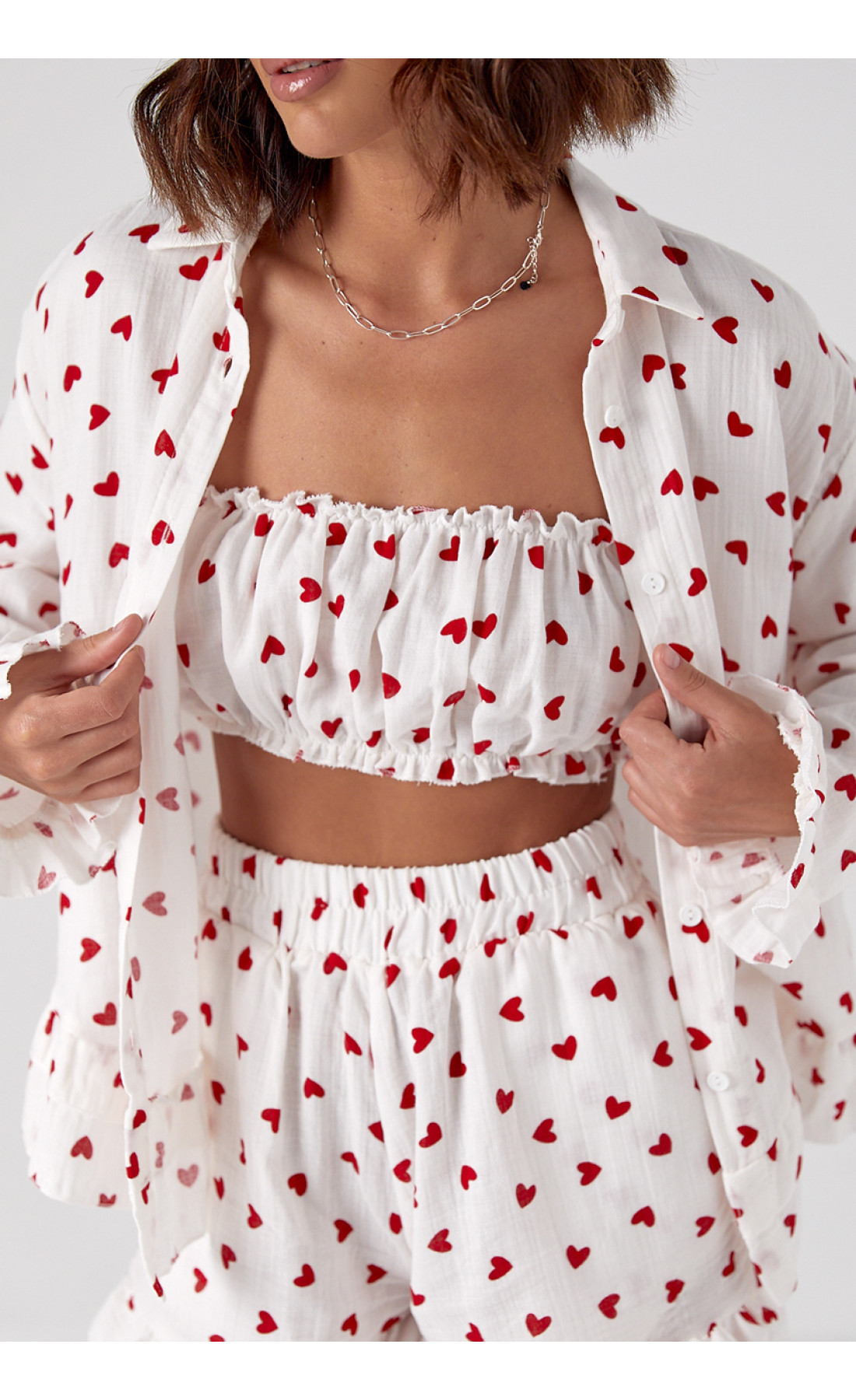 Літній костюмтрійка прикрашений сердечками  червоний колір