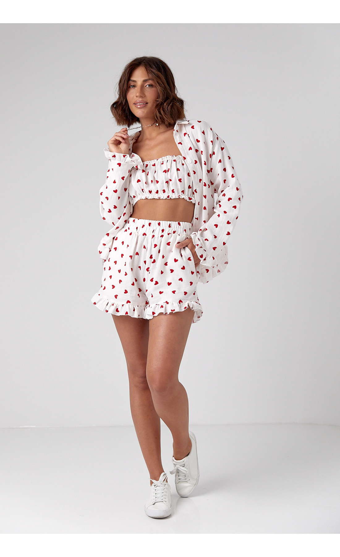 Літній костюмтрійка прикрашений сердечками  червоний колір