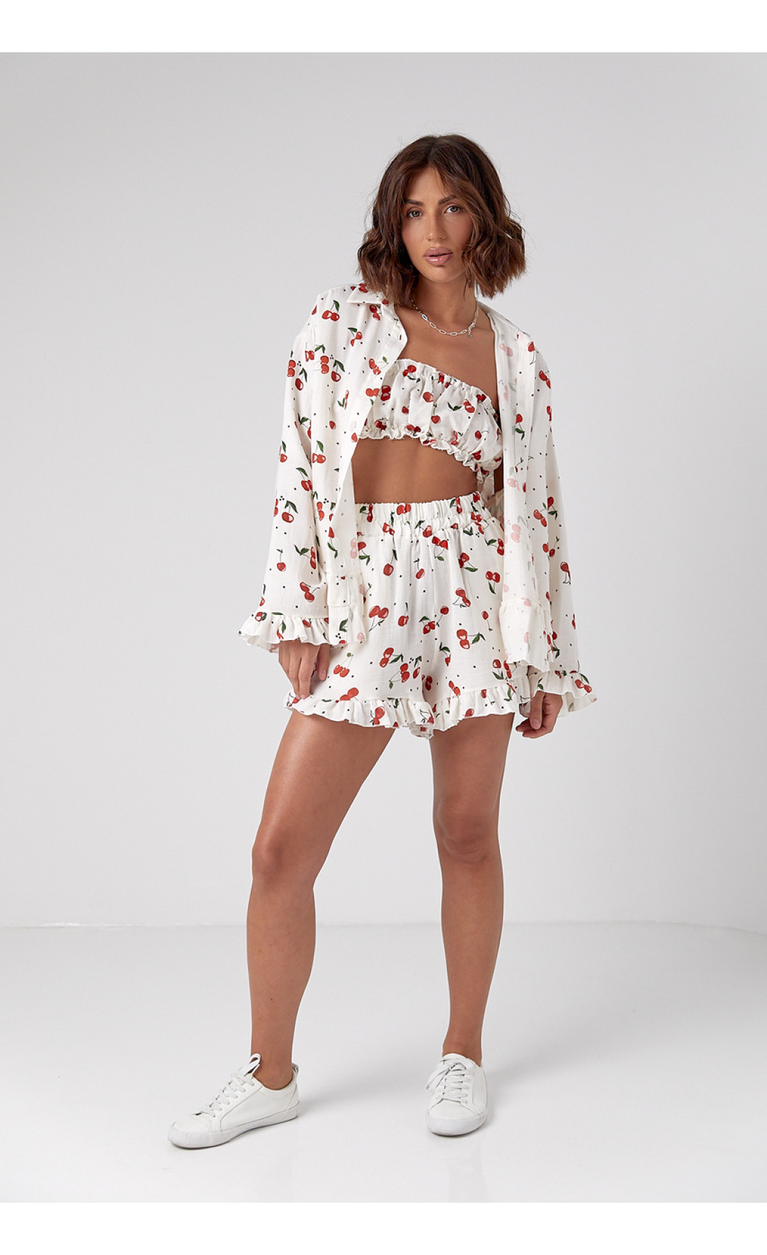 Жіночий костюмтрійка прикрашений вишнями  молочний колір