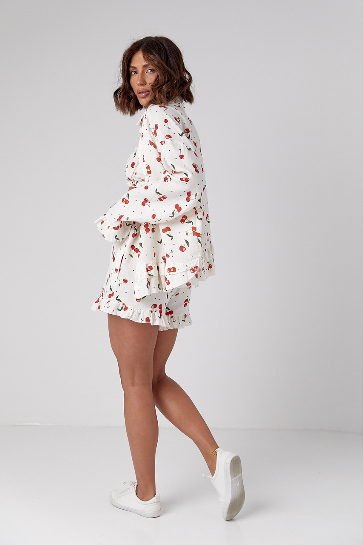 Жіночий костюмтрійка прикрашений вишнями  молочний колір