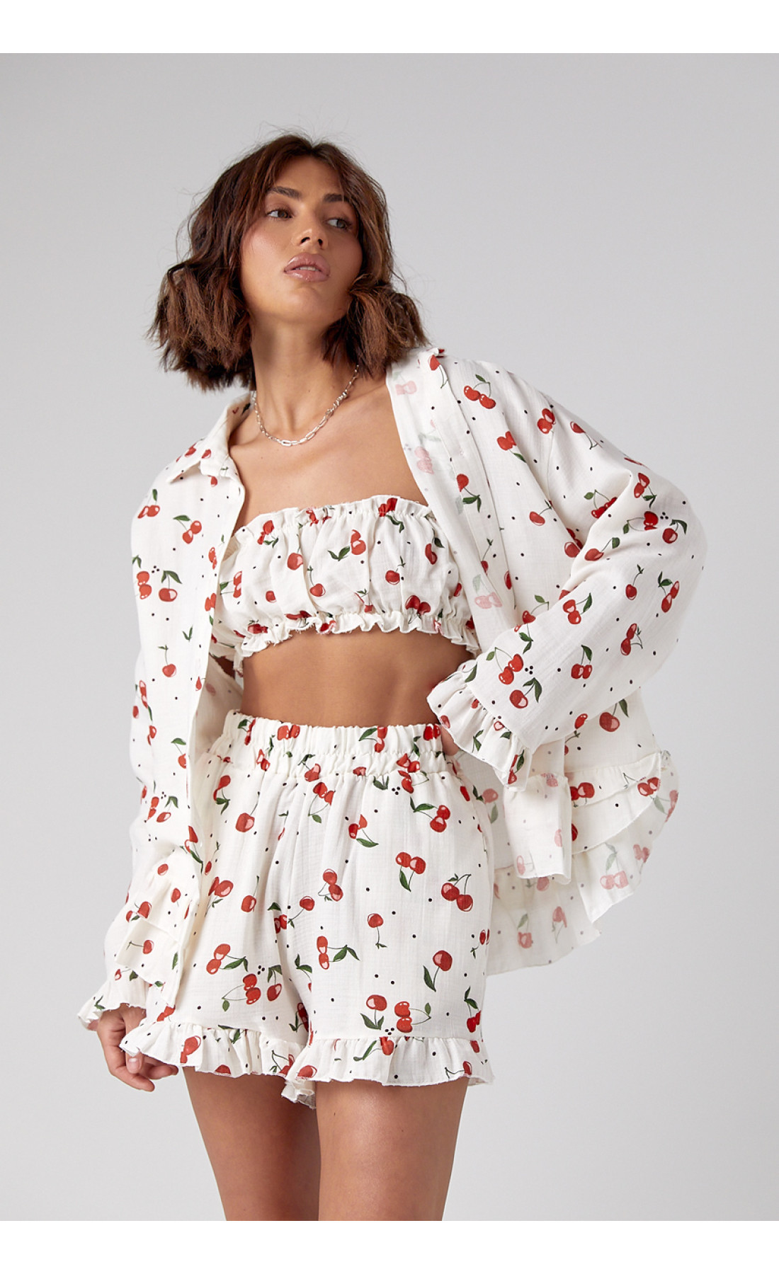 Жіночий костюмтрійка прикрашений вишнями  молочний колір