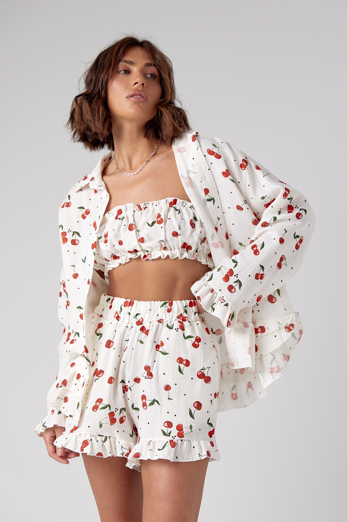 Жіночий костюмтрійка прикрашений вишнями  молочний колір