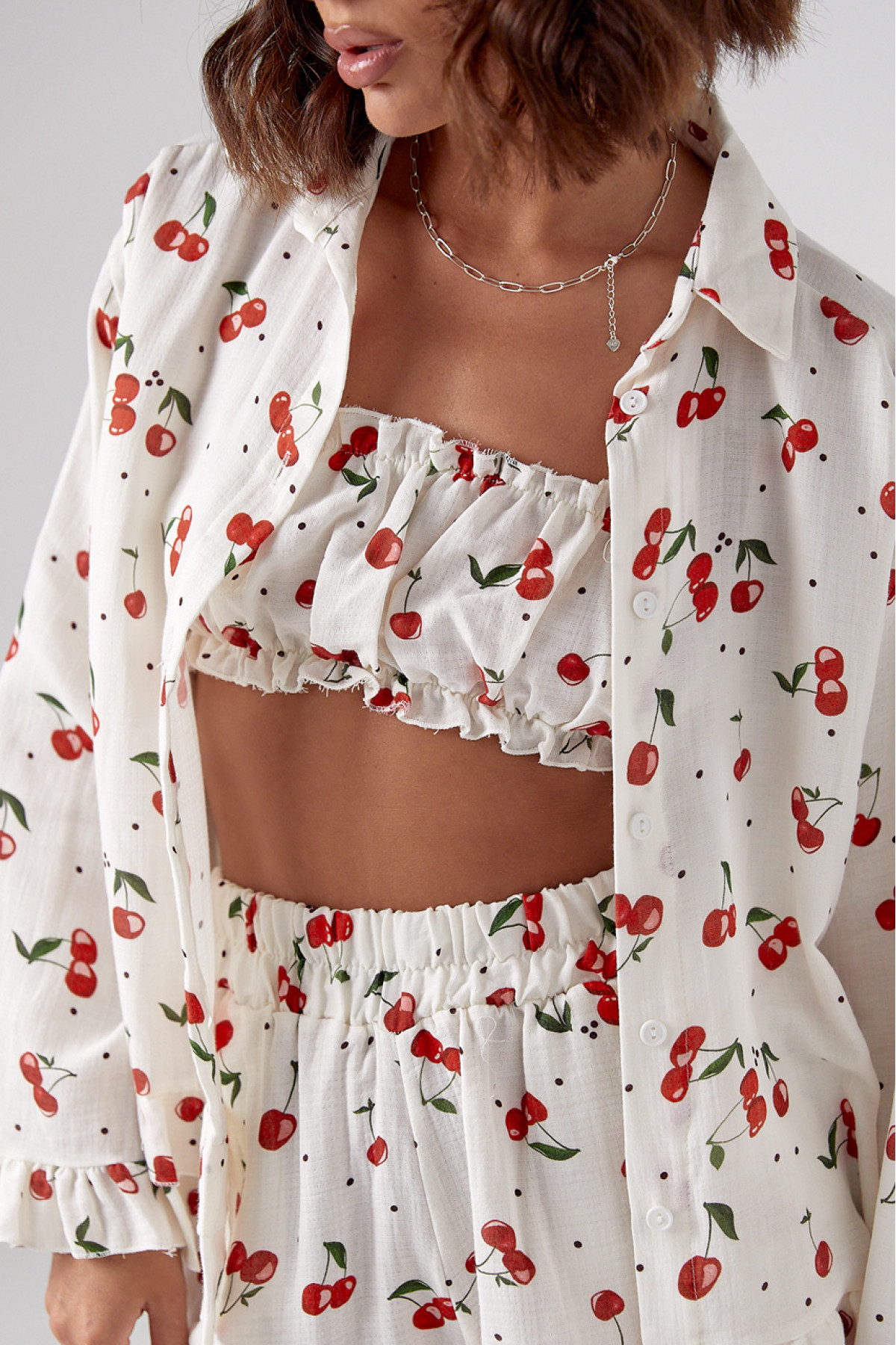 Жіночий костюмтрійка прикрашений вишнями  молочний колір