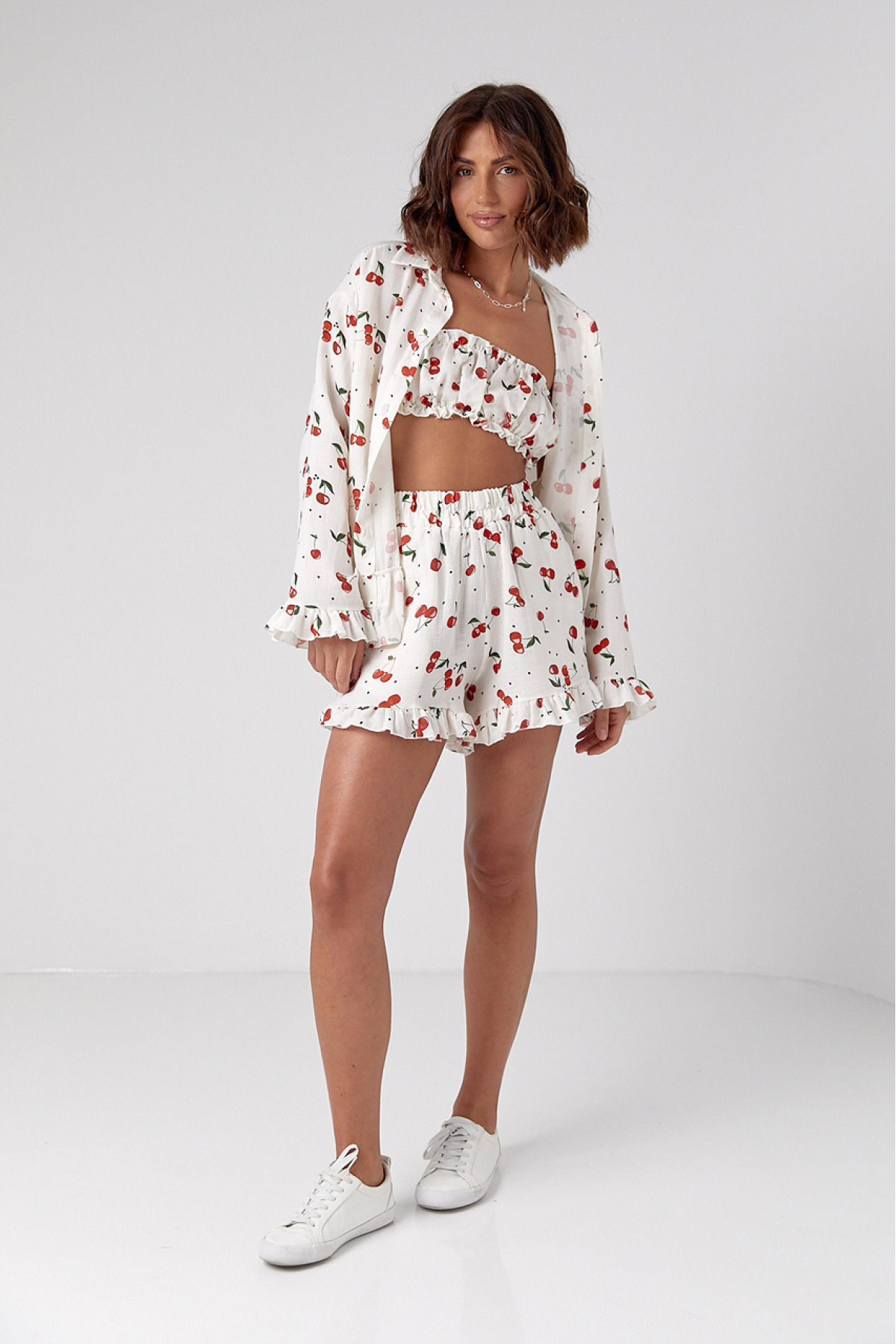 Жіночий костюмтрійка прикрашений вишнями  молочний колір