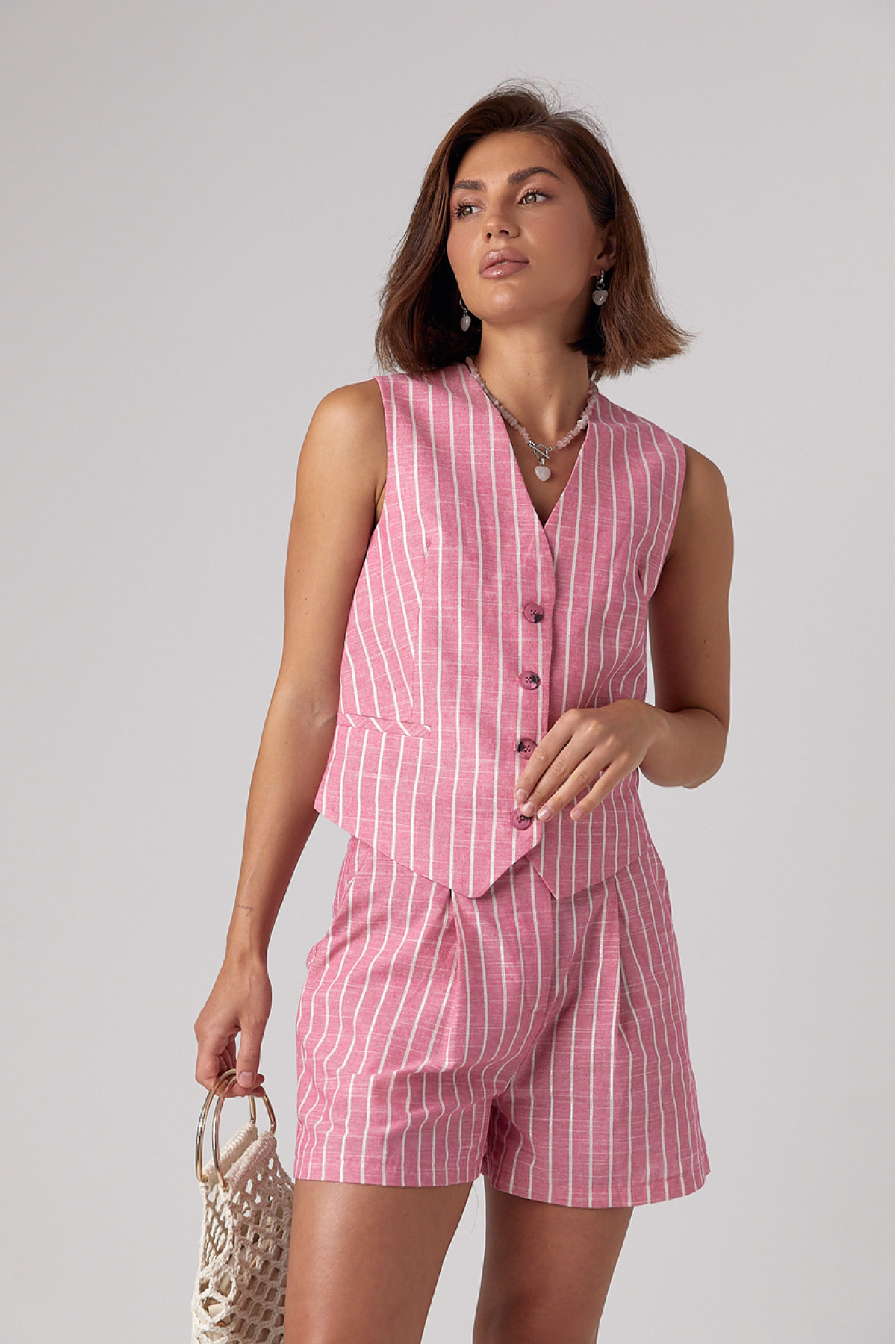 Жіночий літній костюм з шортами та жилетом у смужку  рожевий колір