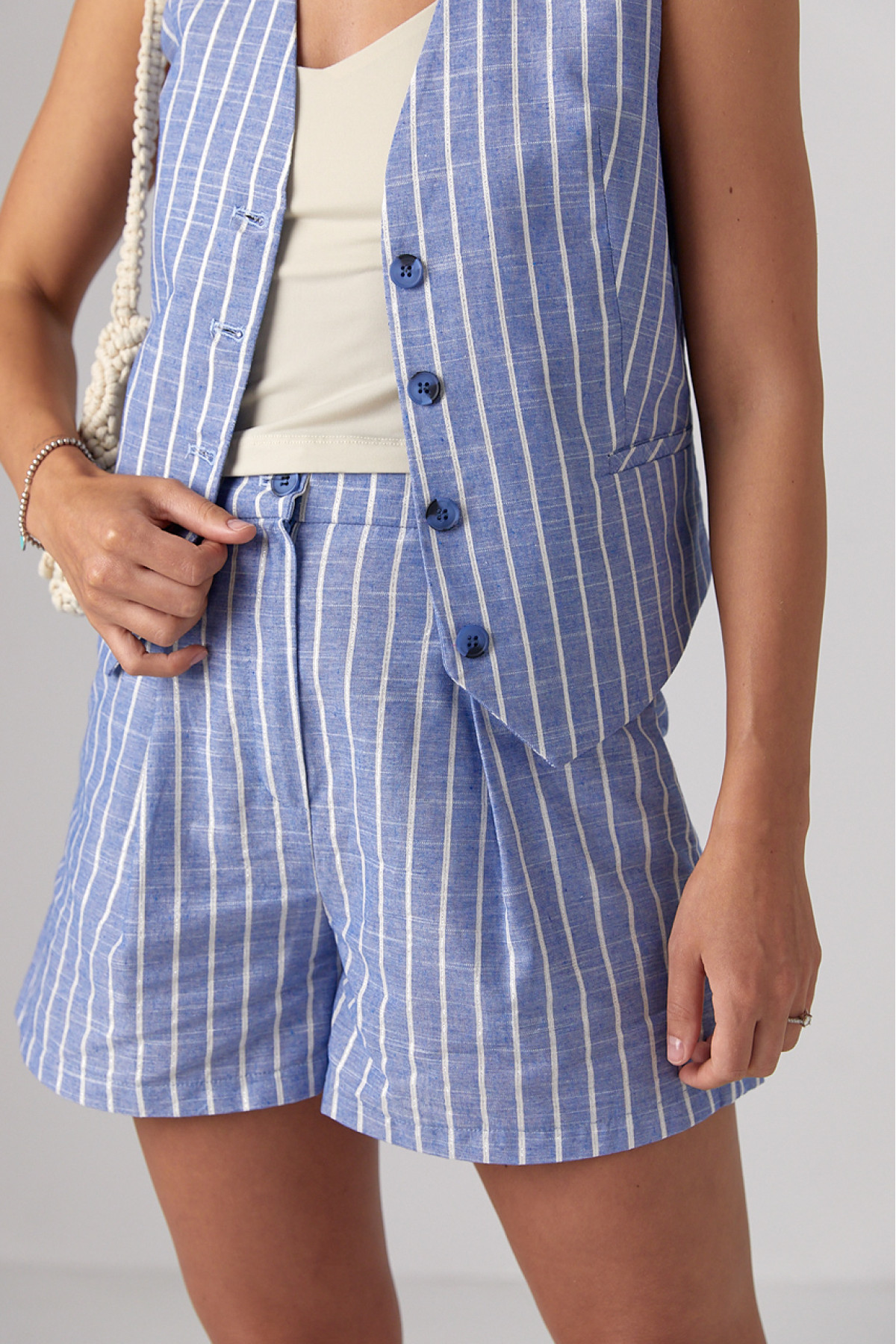 Жіночий літній костюм з шортами та жилетом у смужку  синій колір