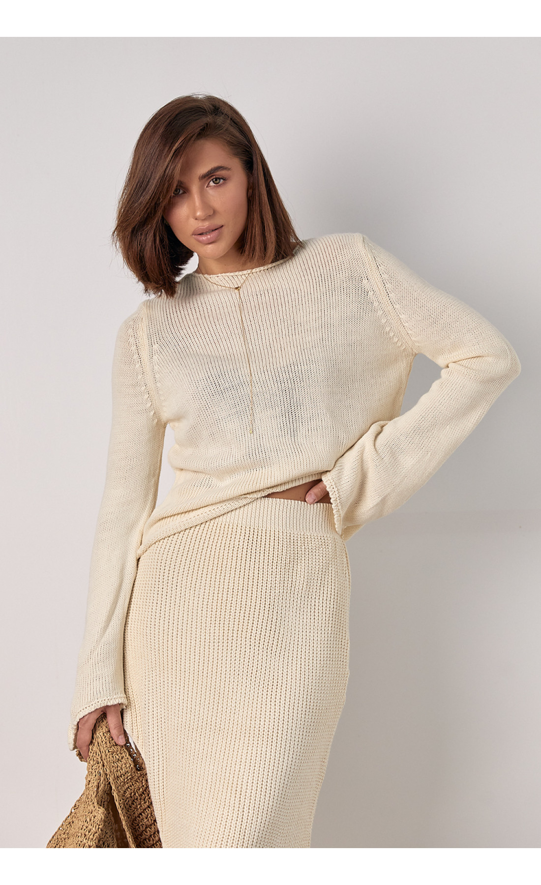В'язаний костюм з джемпером та довгою спідницею з розрізом по нозі  бежевий колір