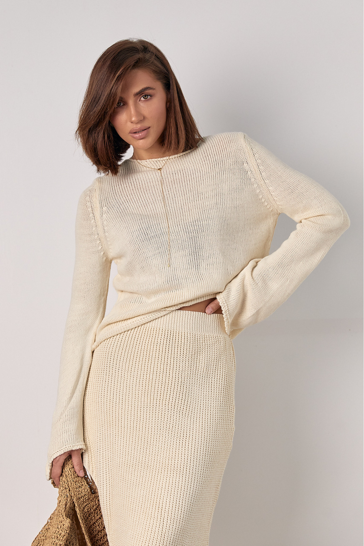 В'язаний костюм з джемпером та довгою спідницею з розрізом по нозі  бежевий колір