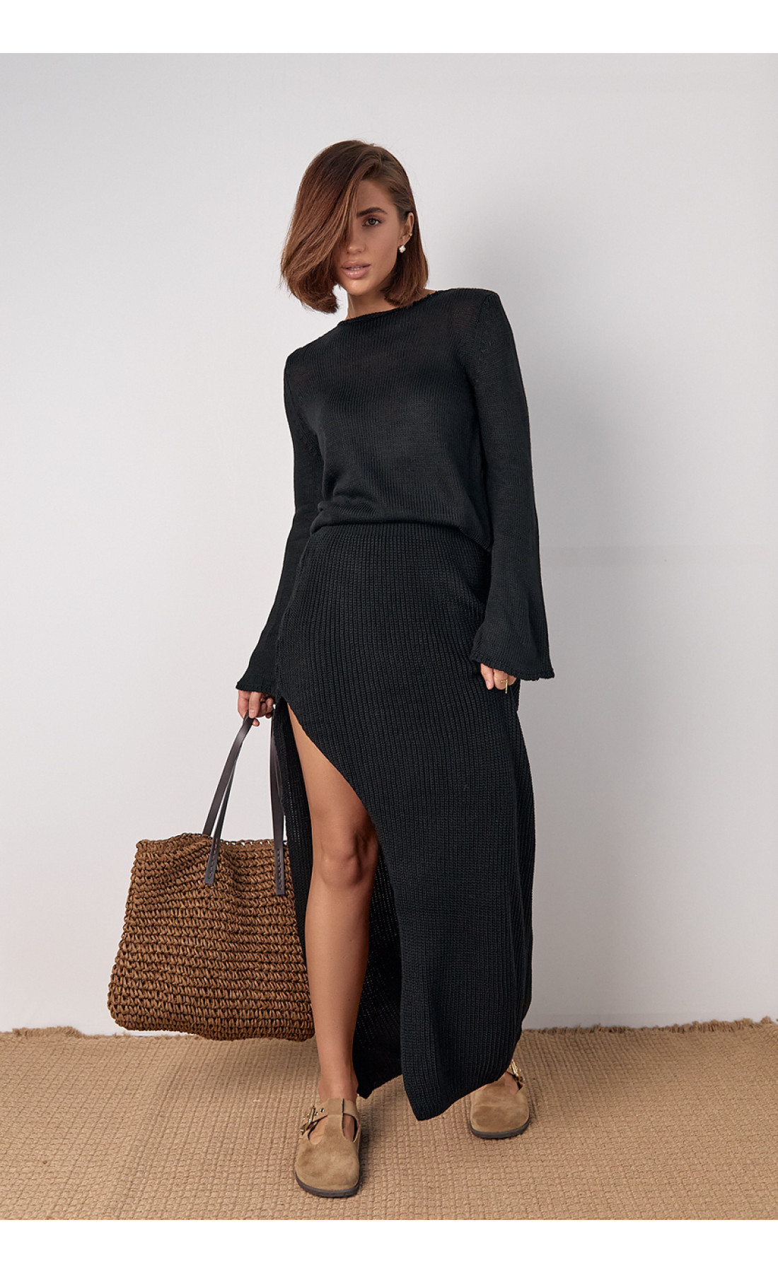 В'язаний костюм з джемпером та довгою спідницею з розрізом по нозі  чорний колір