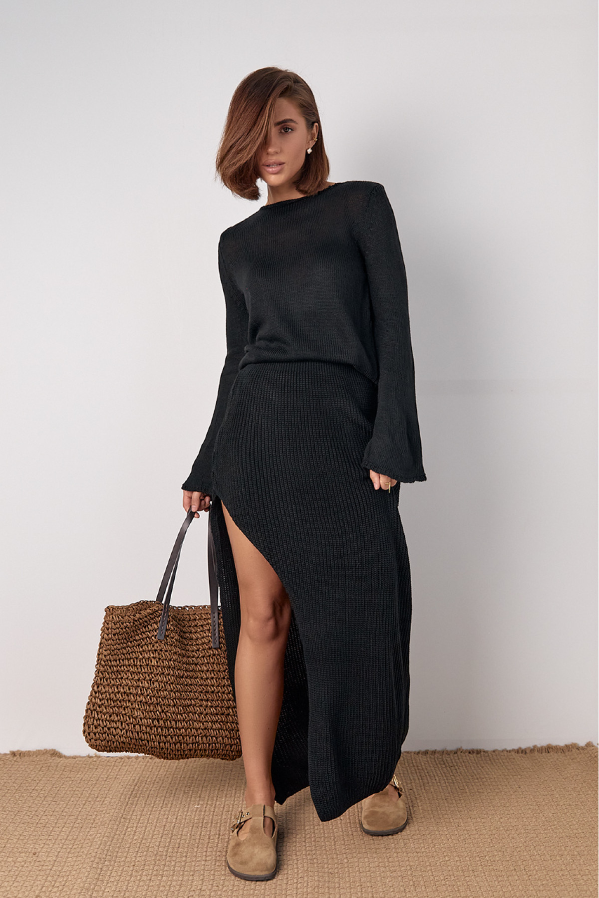 В'язаний костюм з джемпером та довгою спідницею з розрізом по нозі  чорний колір