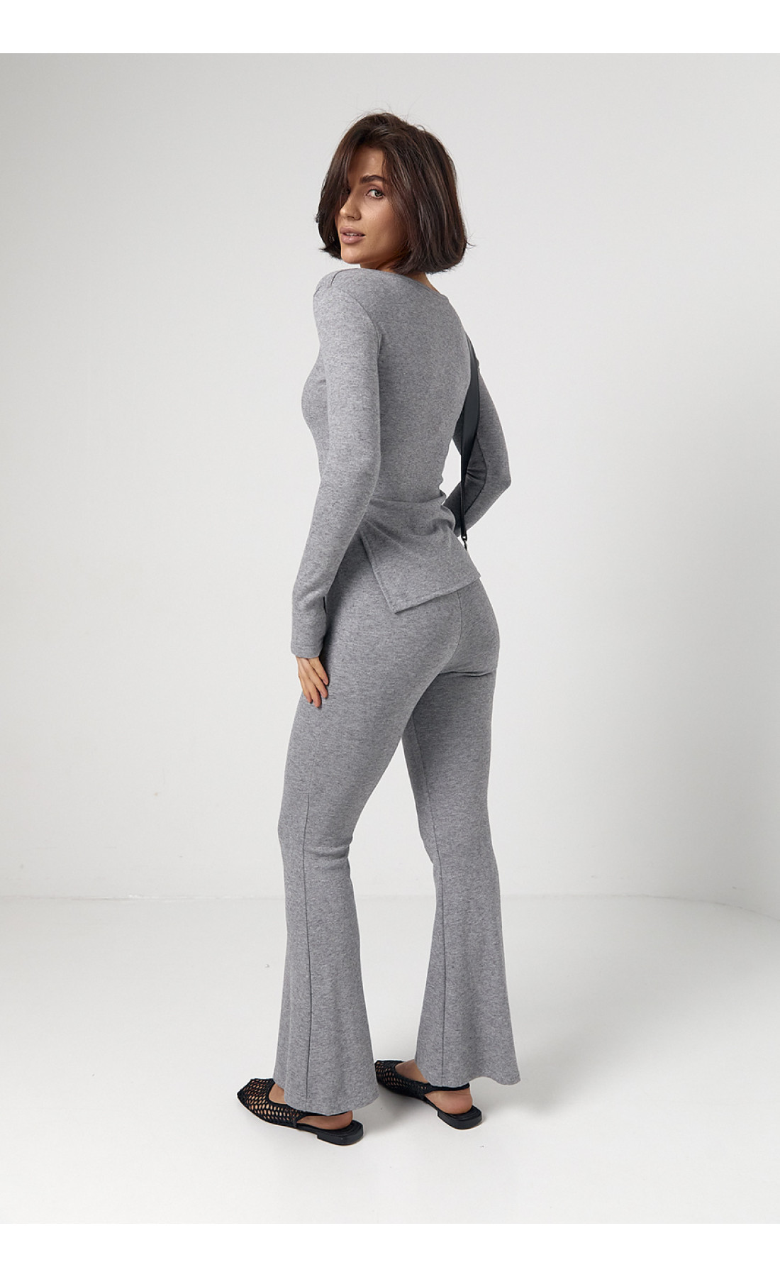 Костюм зі штанами кльош і кофтинкою на ґудзиках  сірий колір
