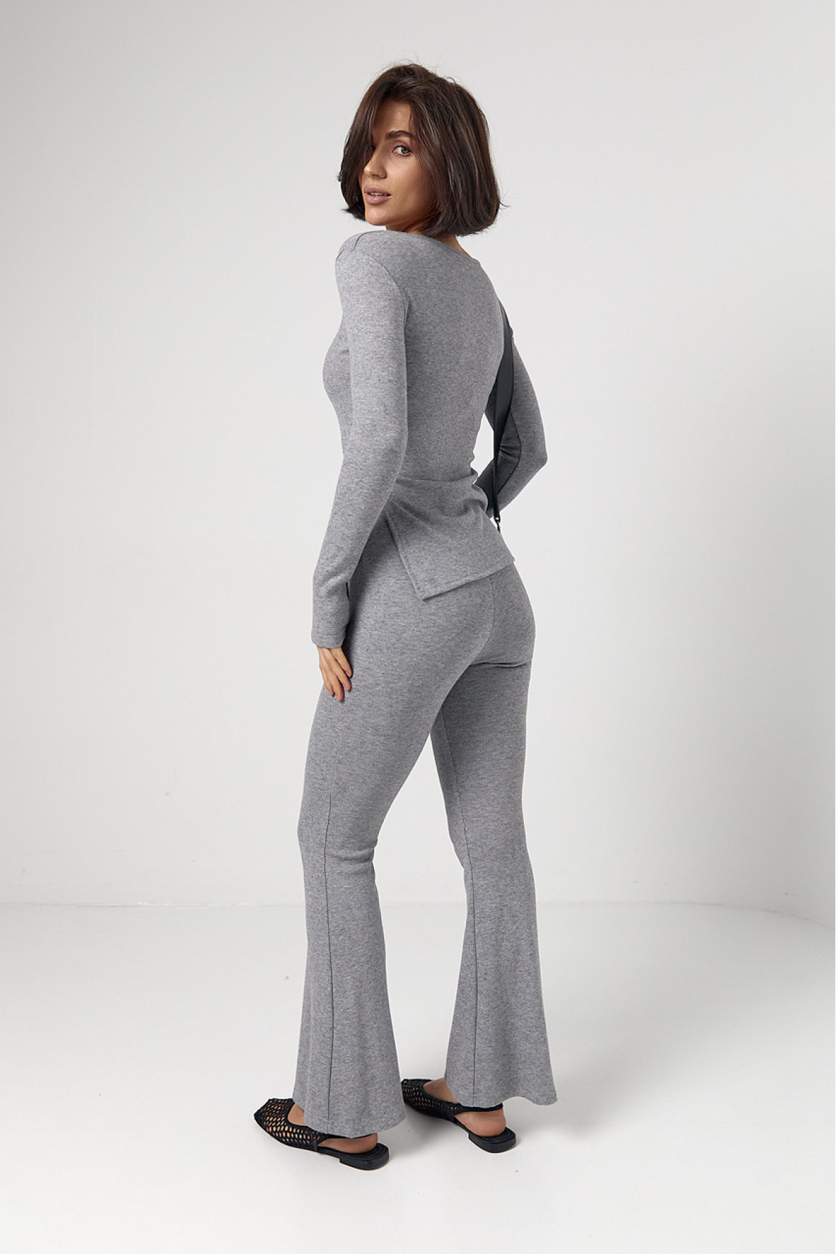 Костюм зі штанами кльош і кофтинкою на ґудзиках  сірий колір