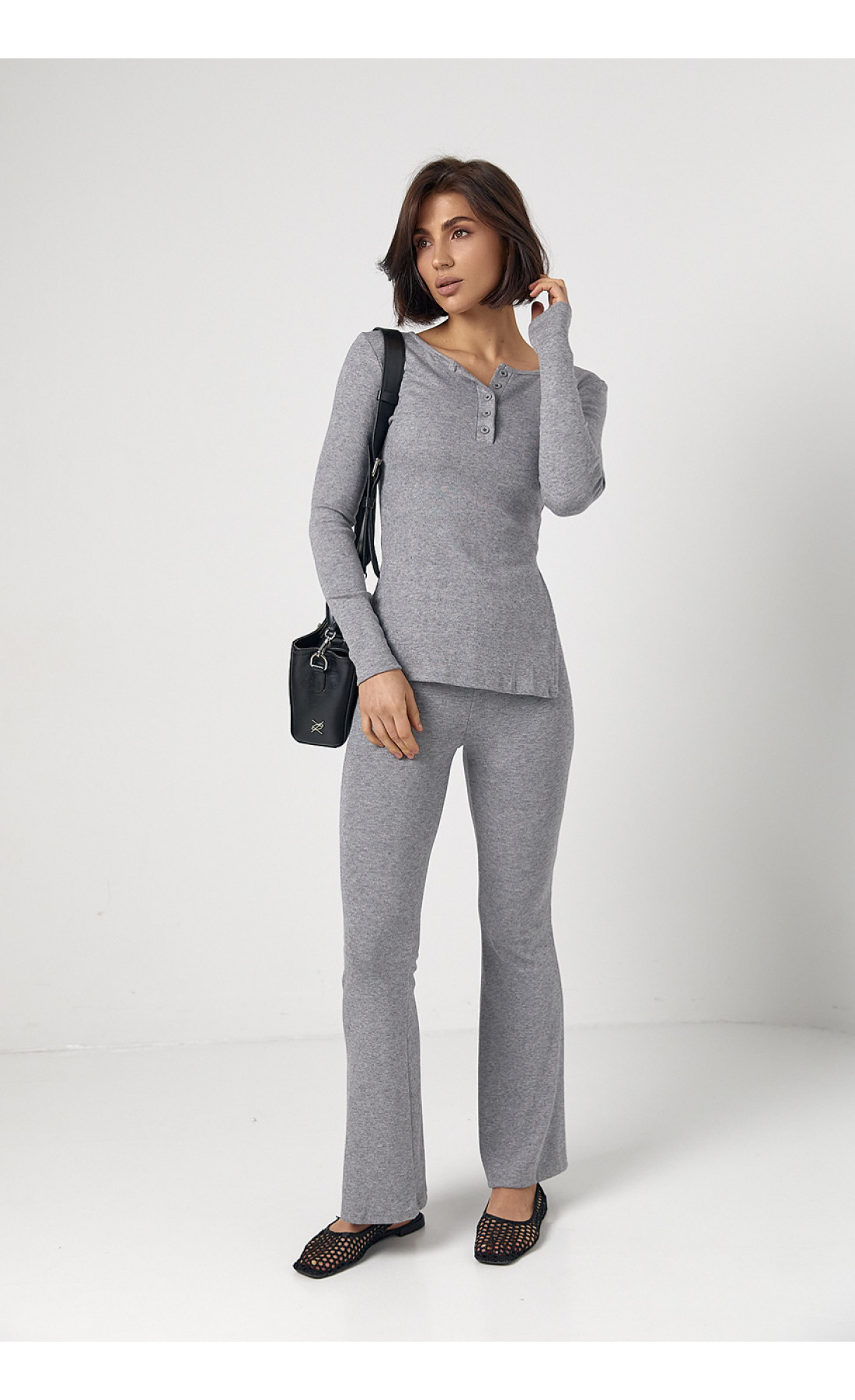Костюм зі штанами кльош і кофтинкою на ґудзиках  сірий колір