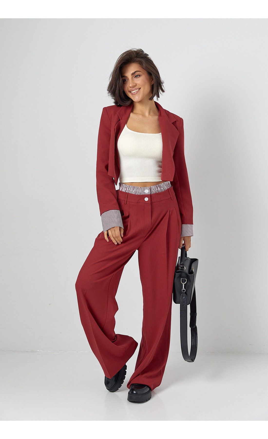 Брючний костюм із коротким жакетом  темночервоний колір