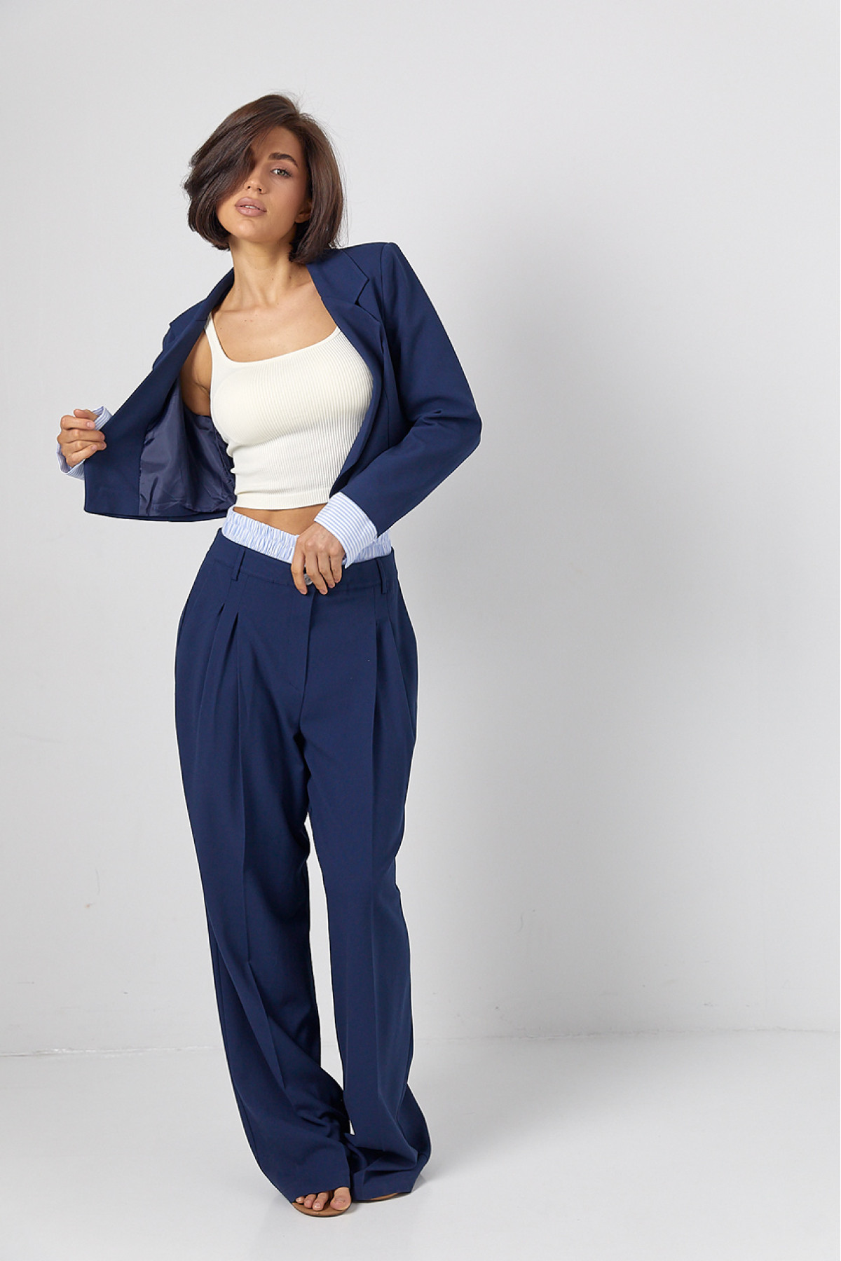 Брючний костюм із коротким жакетом  синій колір