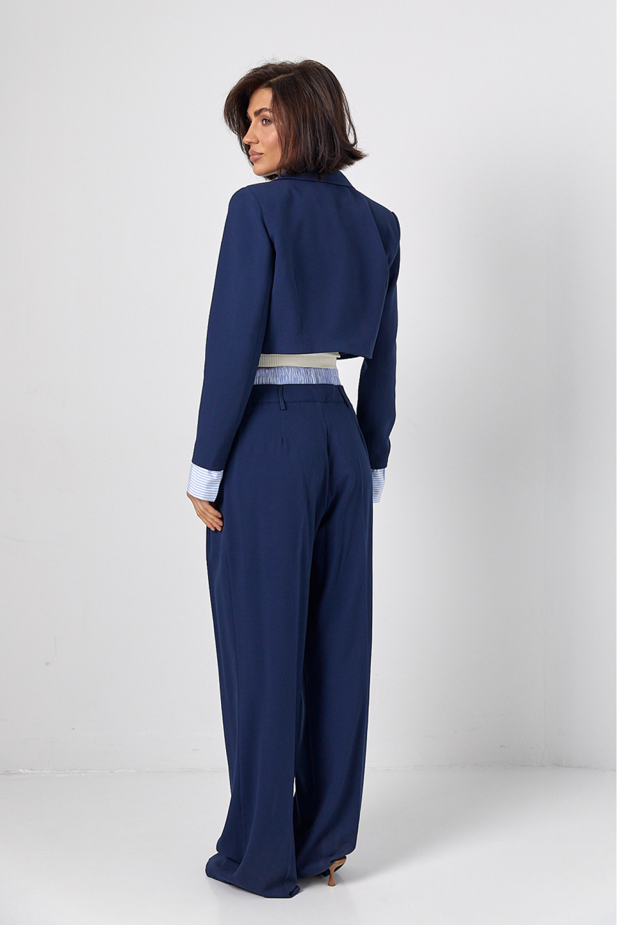Брючний костюм із коротким жакетом  синій колір