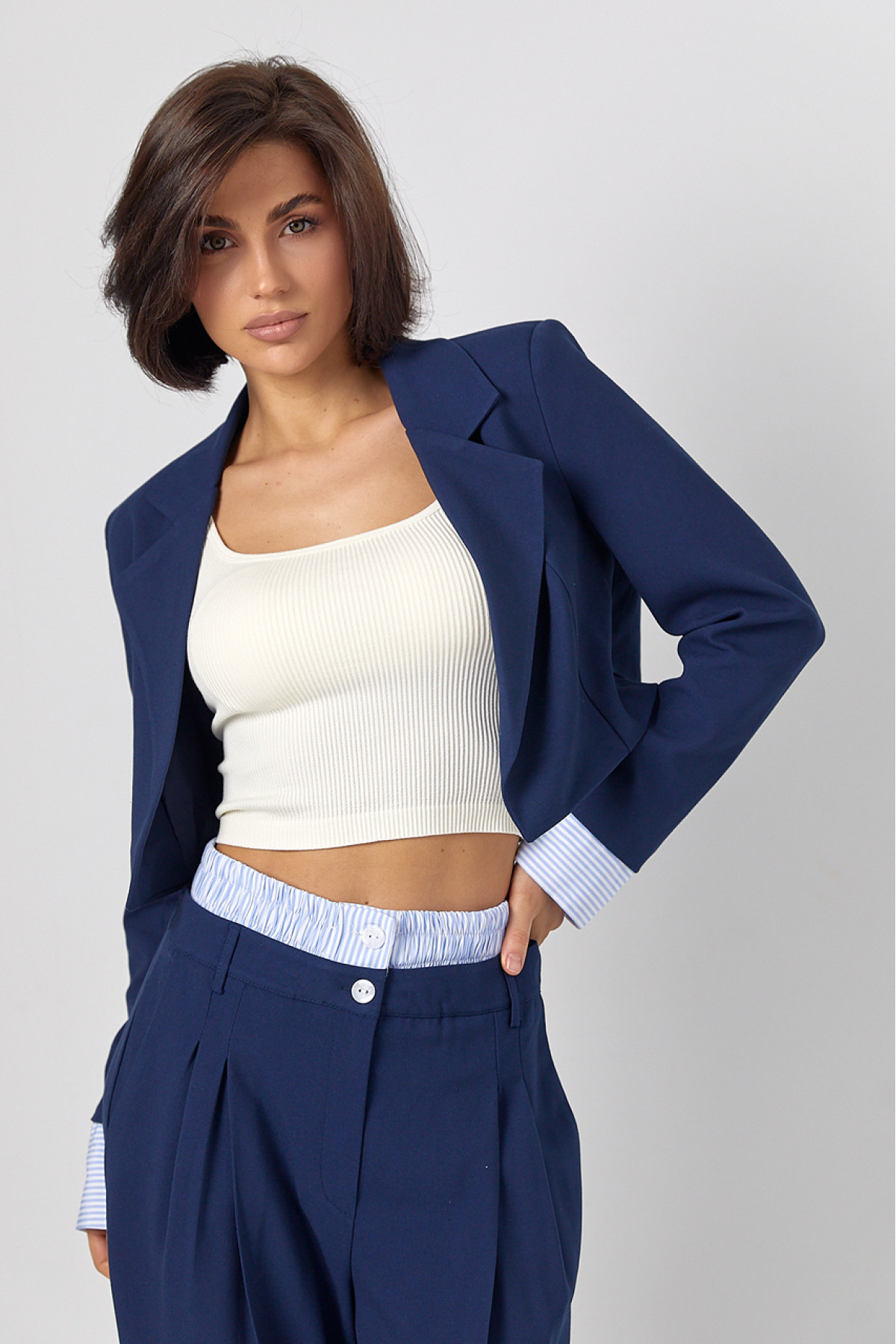 Брючний костюм із коротким жакетом  синій колір