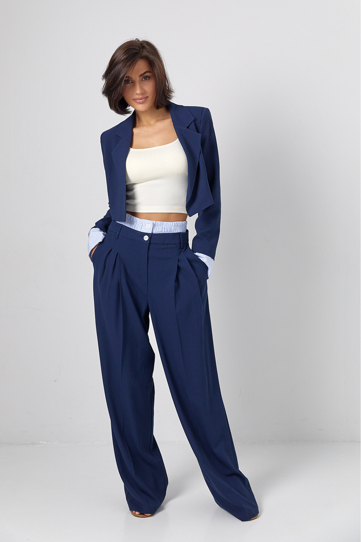 Брючний костюм із коротким жакетом  синій колір