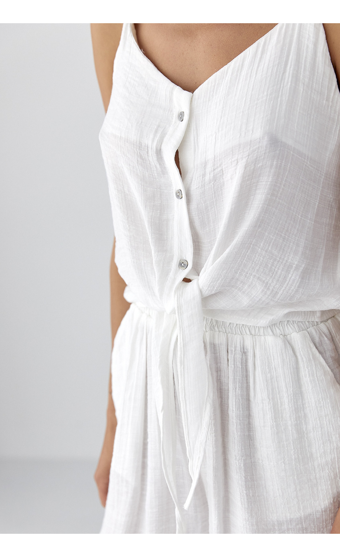 Літній костюм із топом на зав'язках і шортами  білий колір