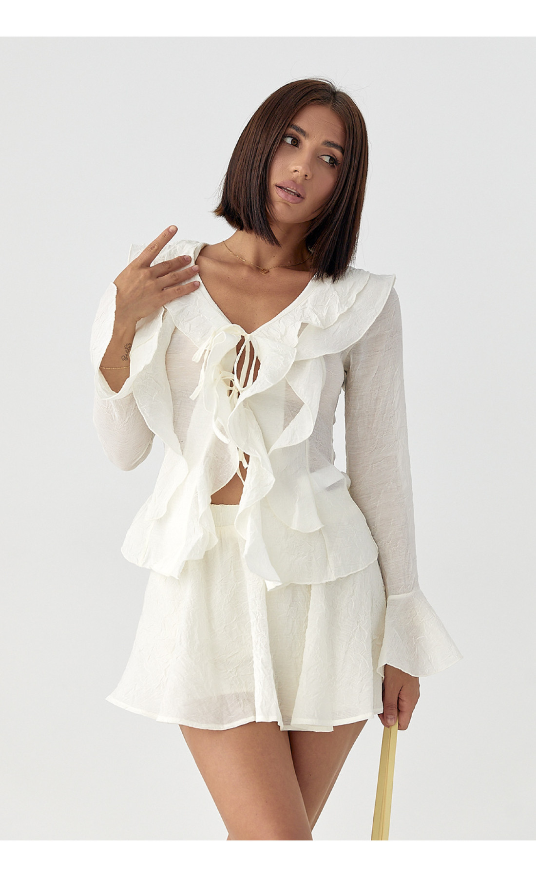 Літній костюм зі спідницею і блузою з рюшами  кремовий колір