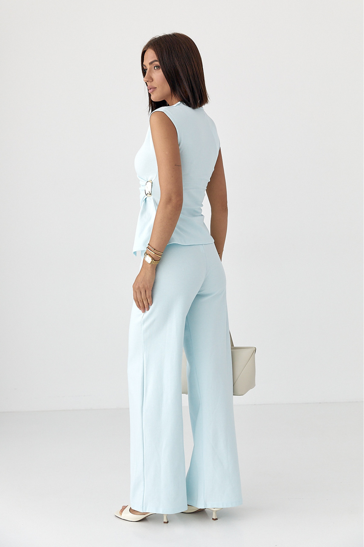 Трикотажний костюм з блузою і прямими штанами  блакитний колір