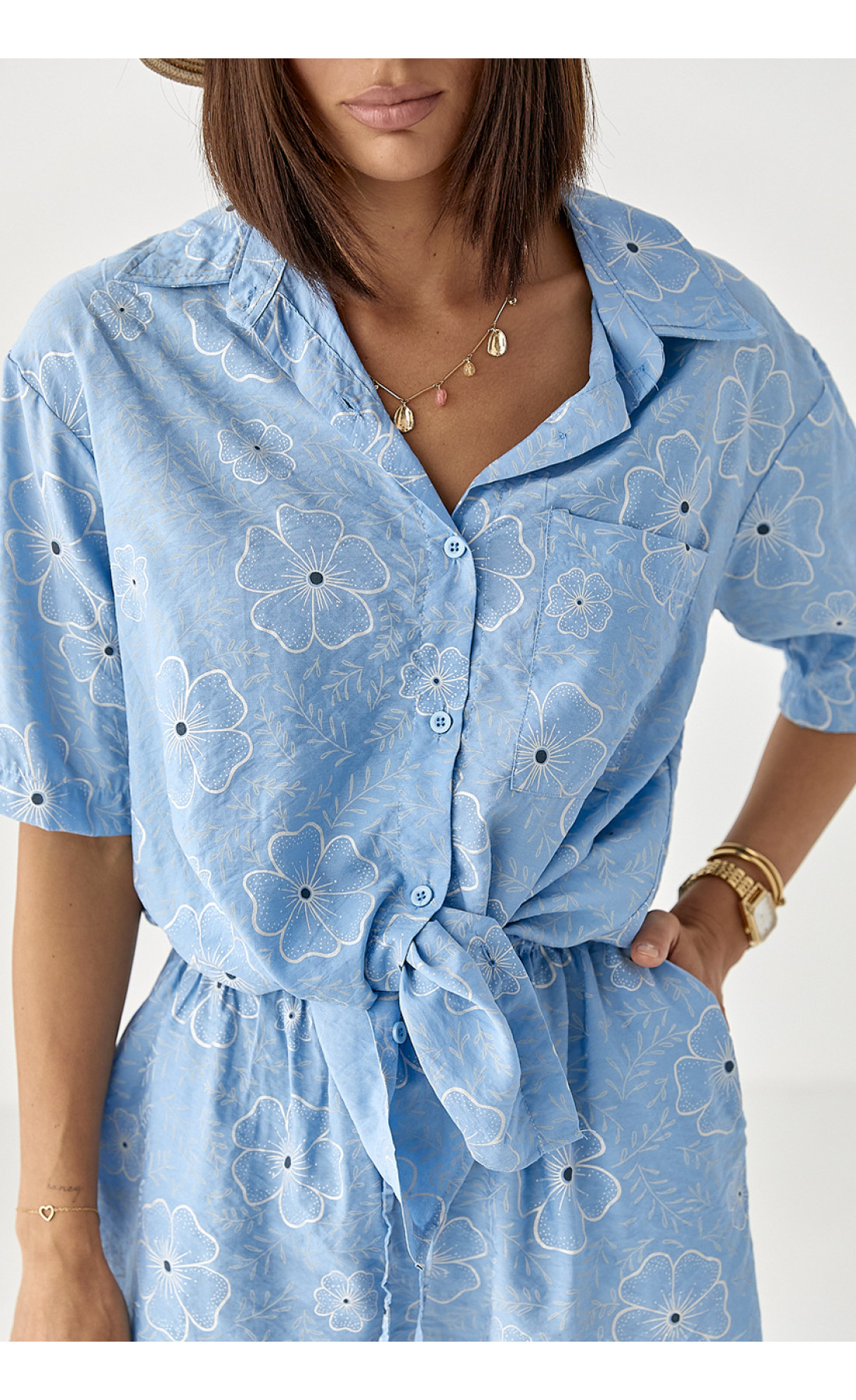 Літній квітковий костюм з шортами і сорочкою  блакитний колір