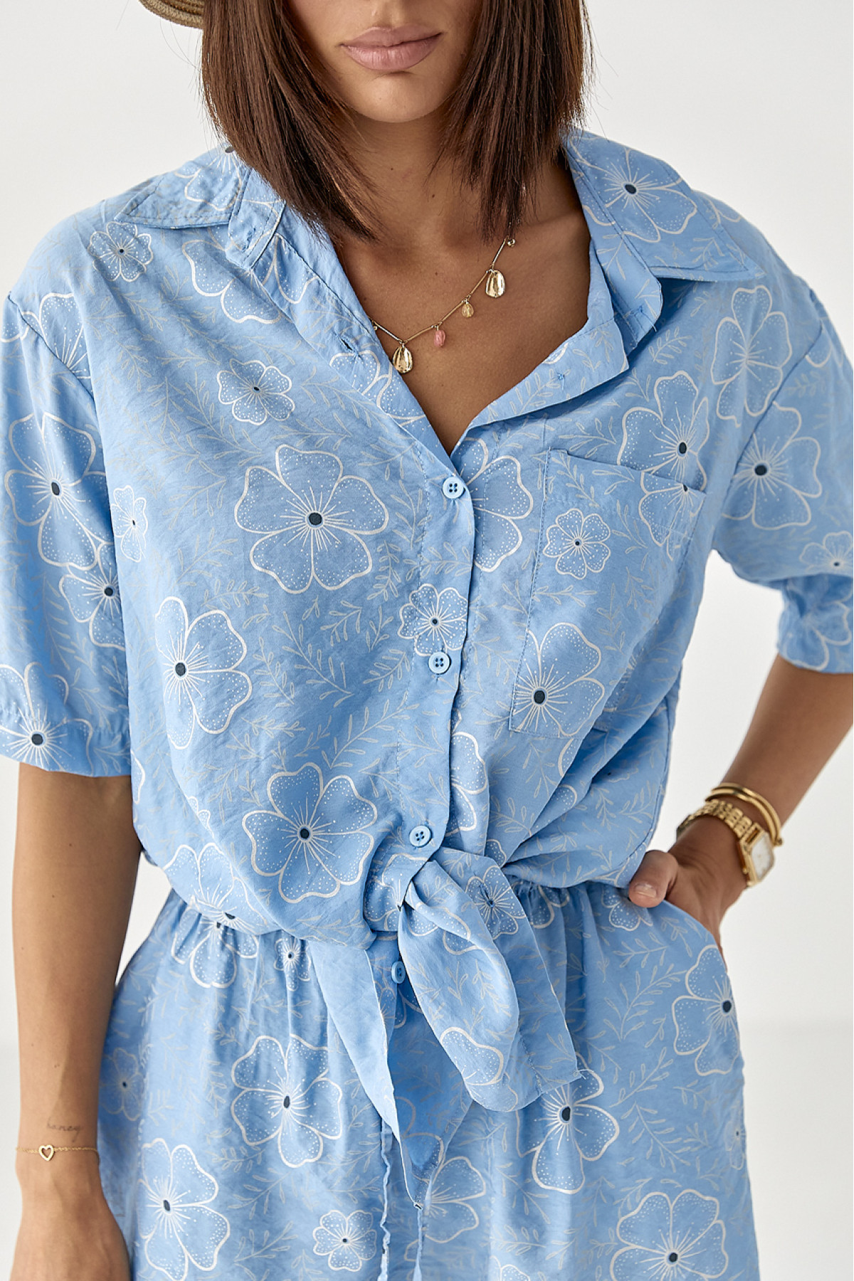 Літній квітковий костюм з шортами і сорочкою  блакитний колір