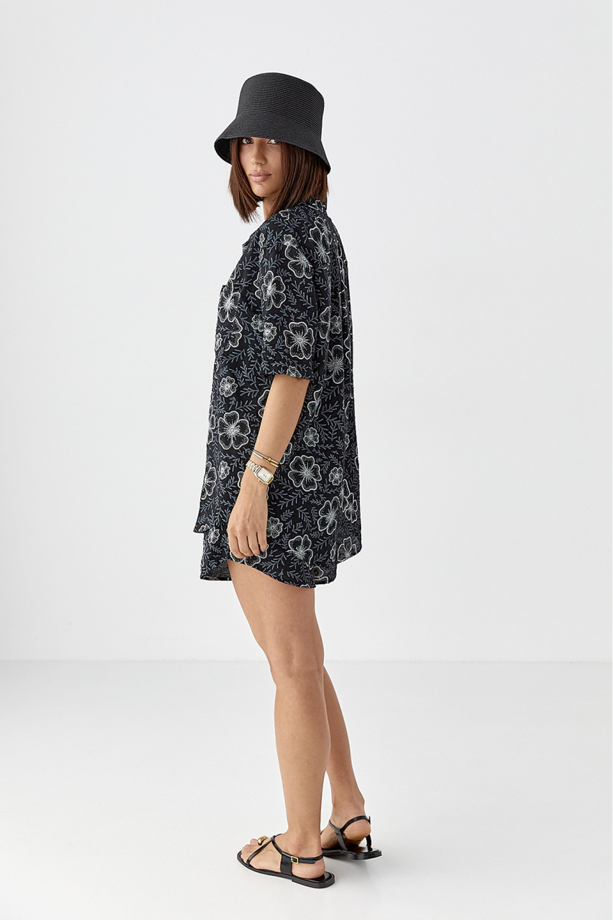 Літній квітковий костюм з шортами і сорочкою  чорний колір