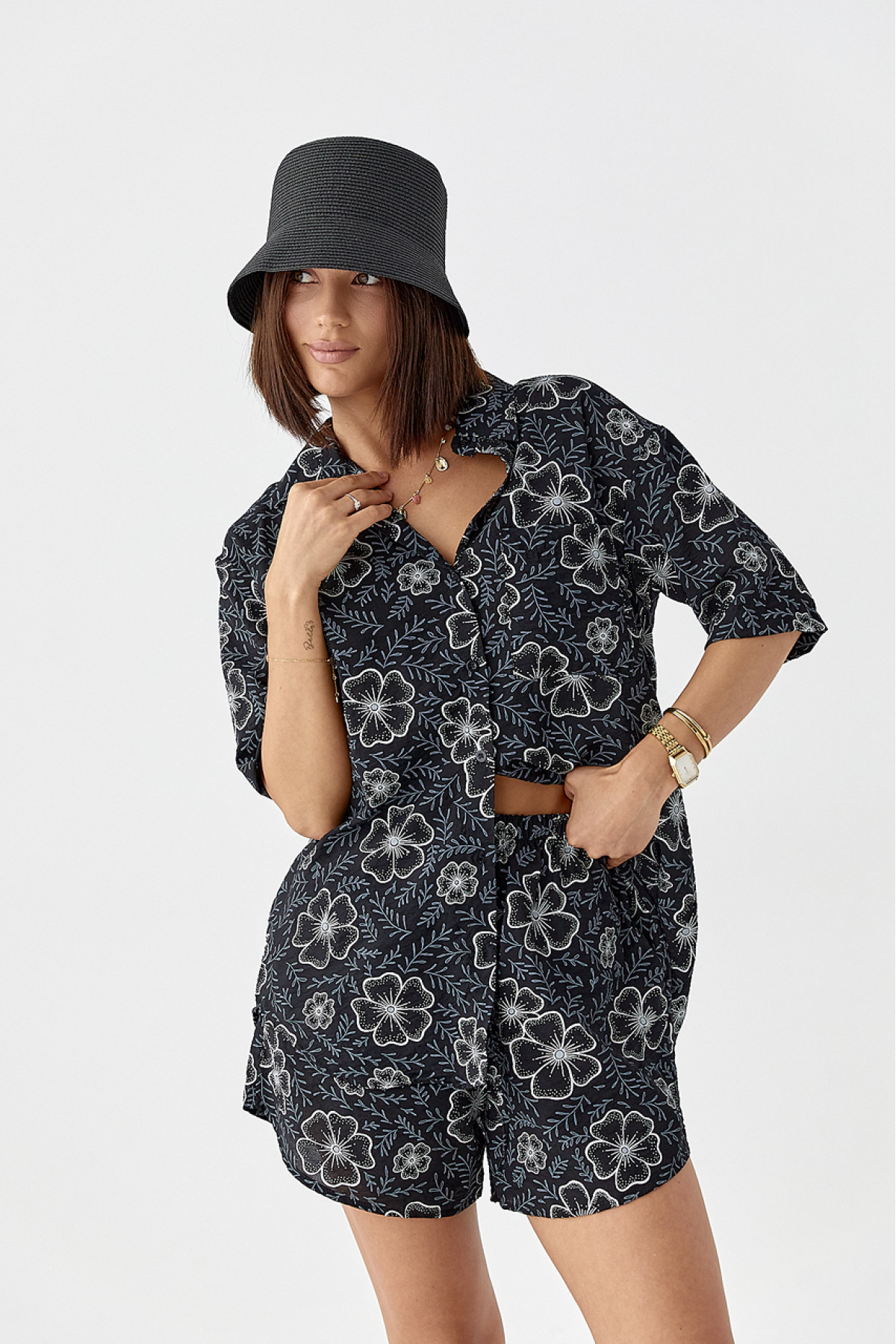Літній квітковий костюм з шортами і сорочкою  чорний колір
