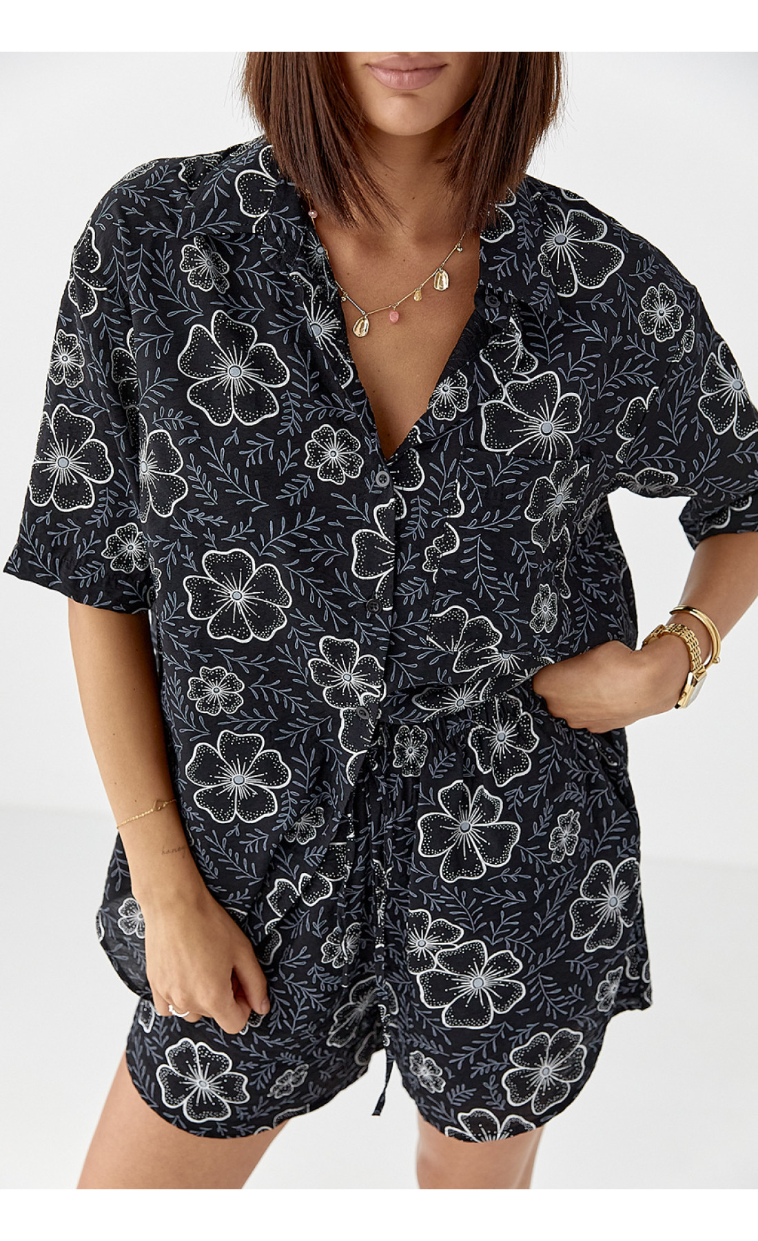 Літній квітковий костюм з шортами і сорочкою  чорний колір