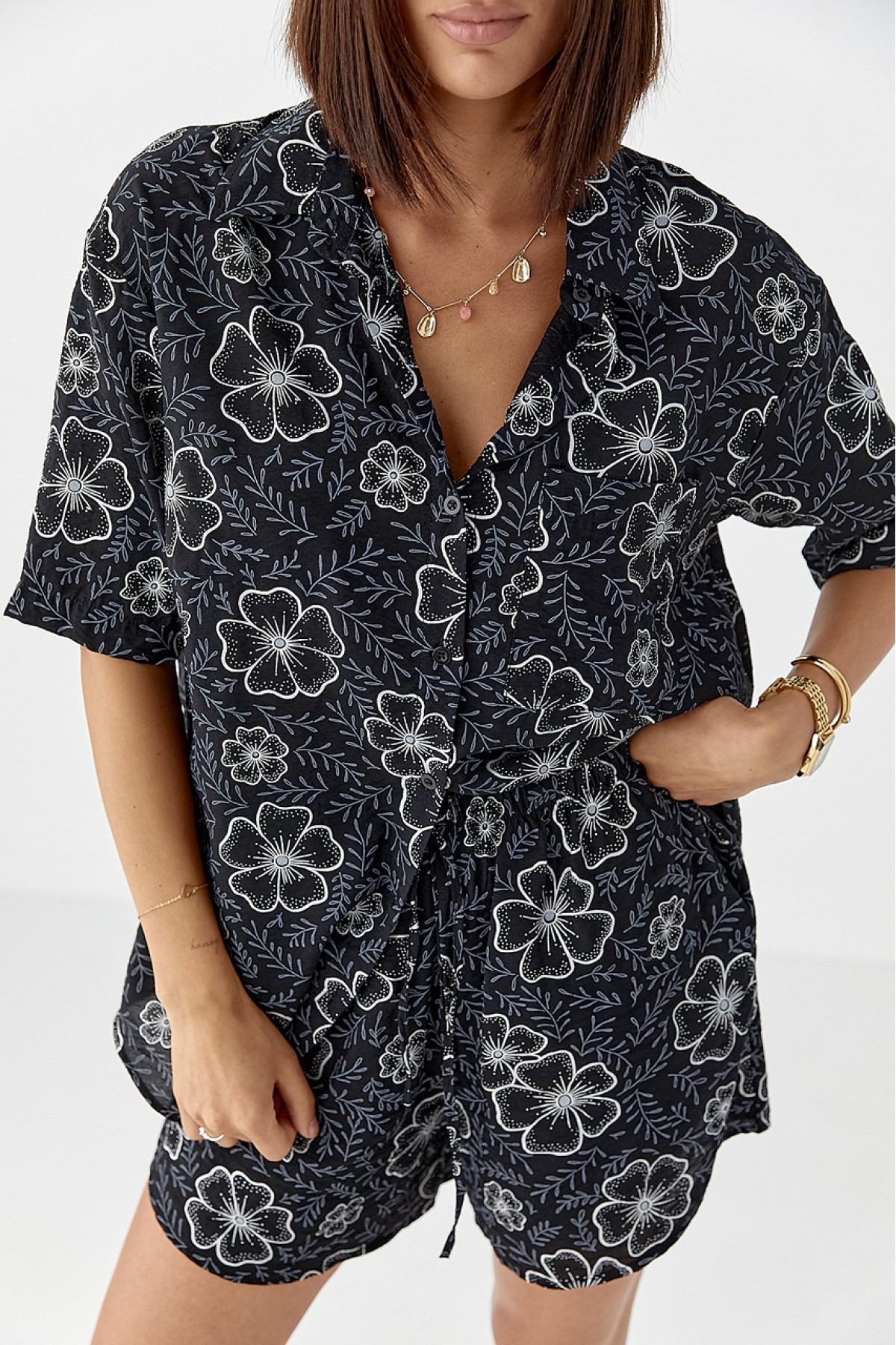 Літній квітковий костюм з шортами і сорочкою  чорний колір