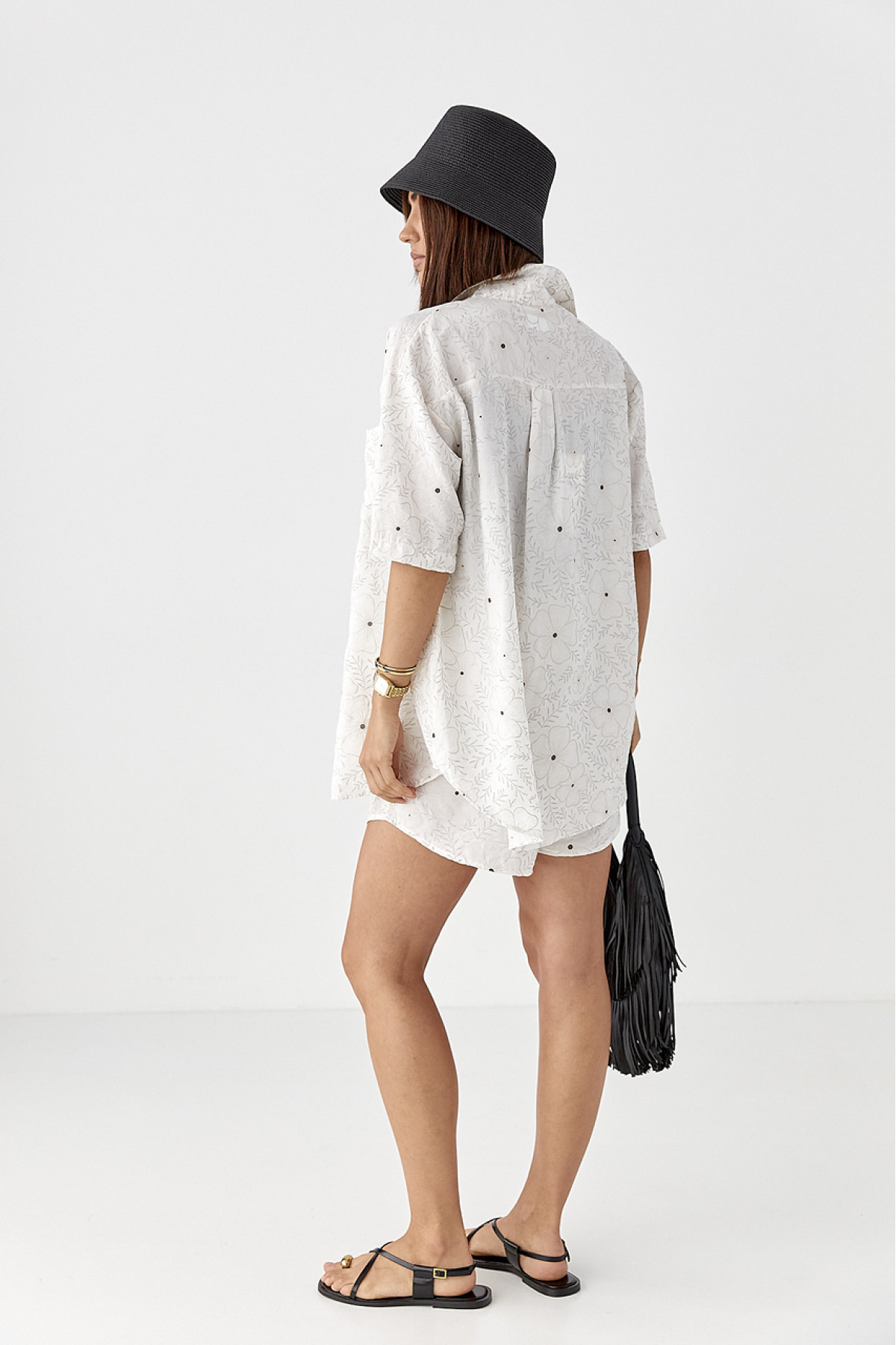 Літній квітковий костюм з шортами і сорочкою  молочний колір