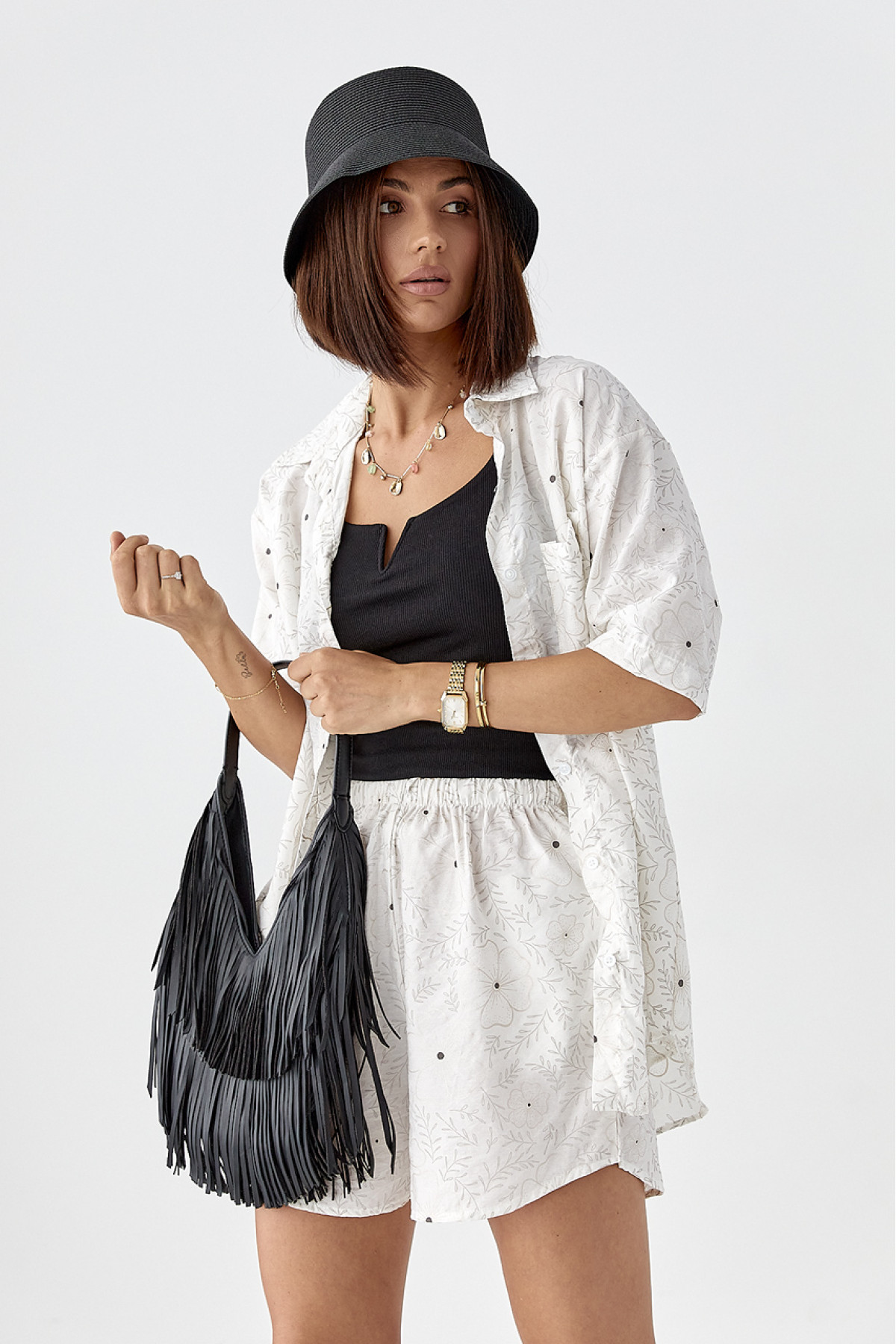 Літній квітковий костюм з шортами і сорочкою  молочний колір