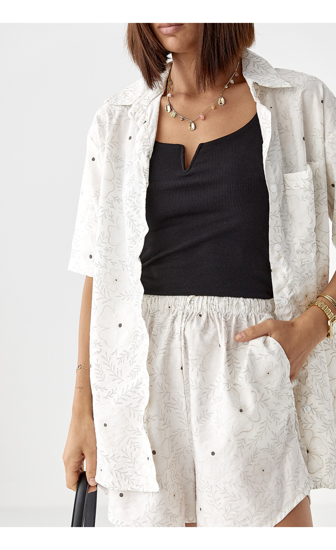 Літній квітковий костюм з шортами і сорочкою  молочний колір