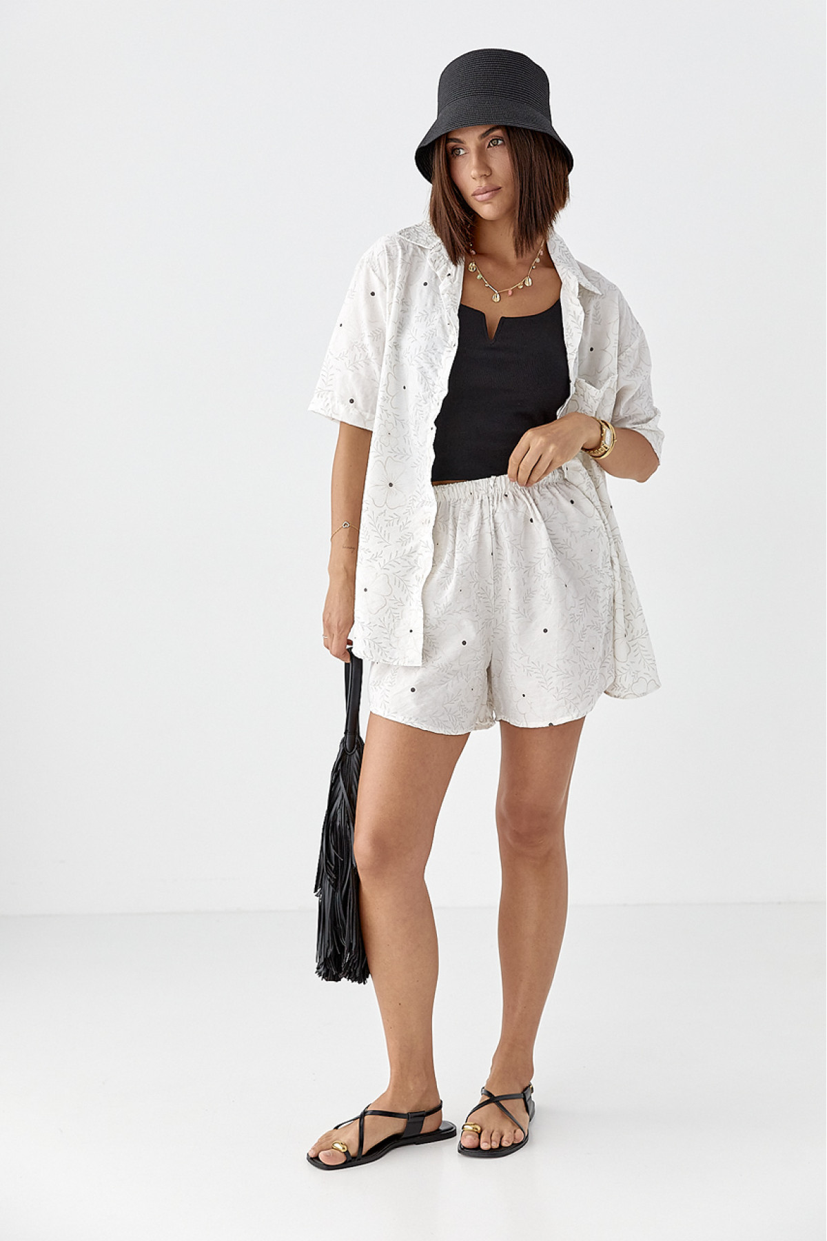 Літній квітковий костюм з шортами і сорочкою  молочний колір