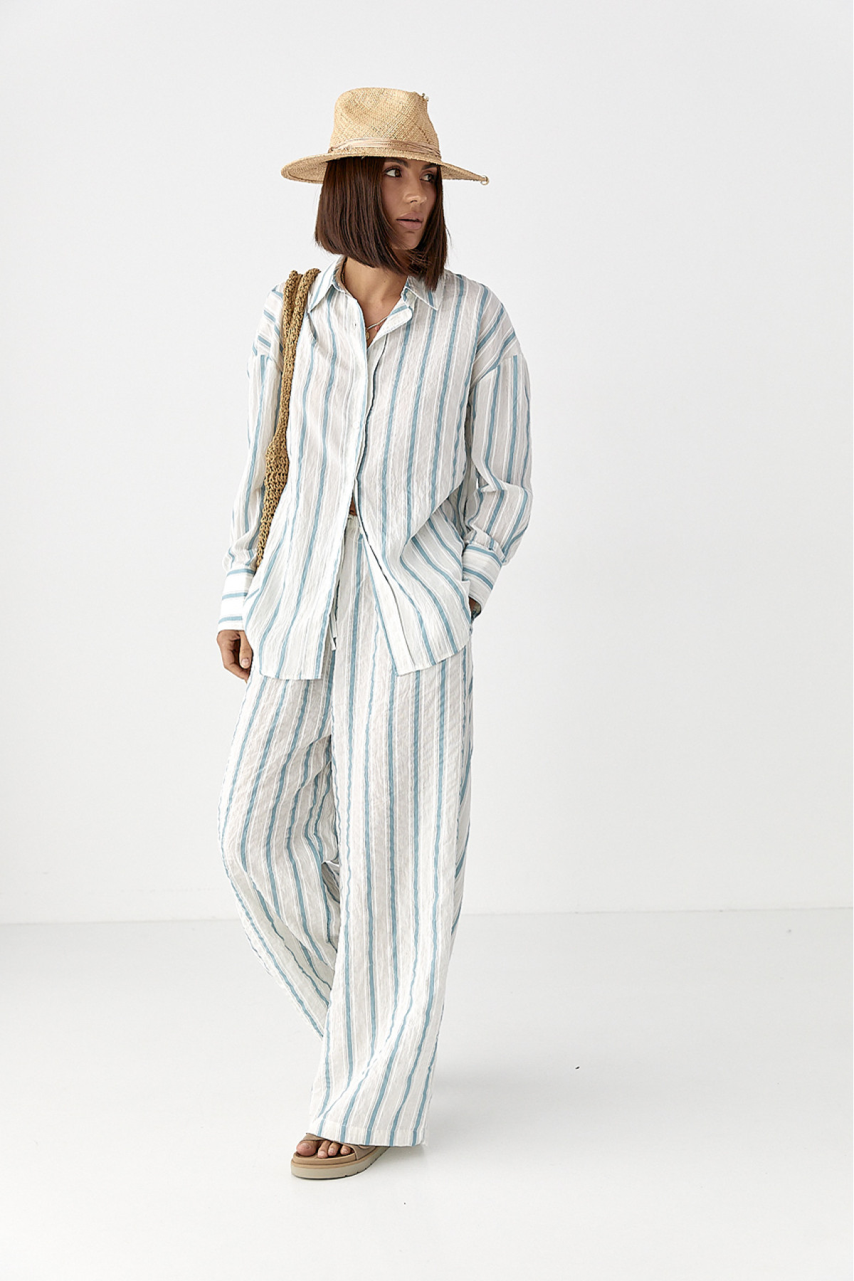 Літній костюм у смужку зі штанами та сорочкою  блакитний колір