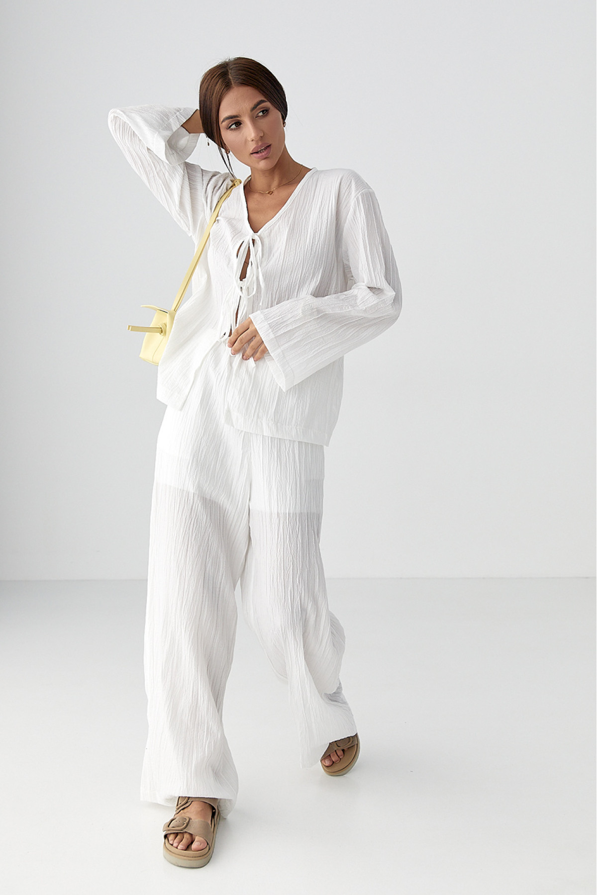 Вільний літній костюм із блузою на зав'язках  білий колір