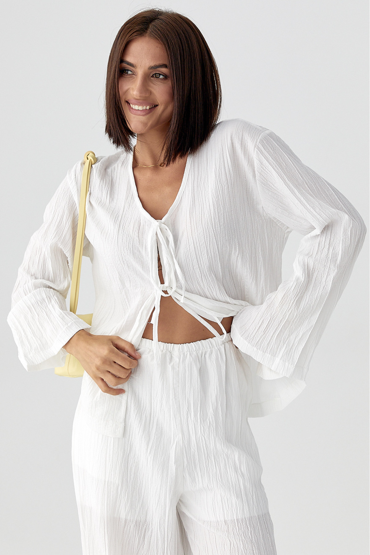 Вільний літній костюм із блузою на зав'язках  білий колір