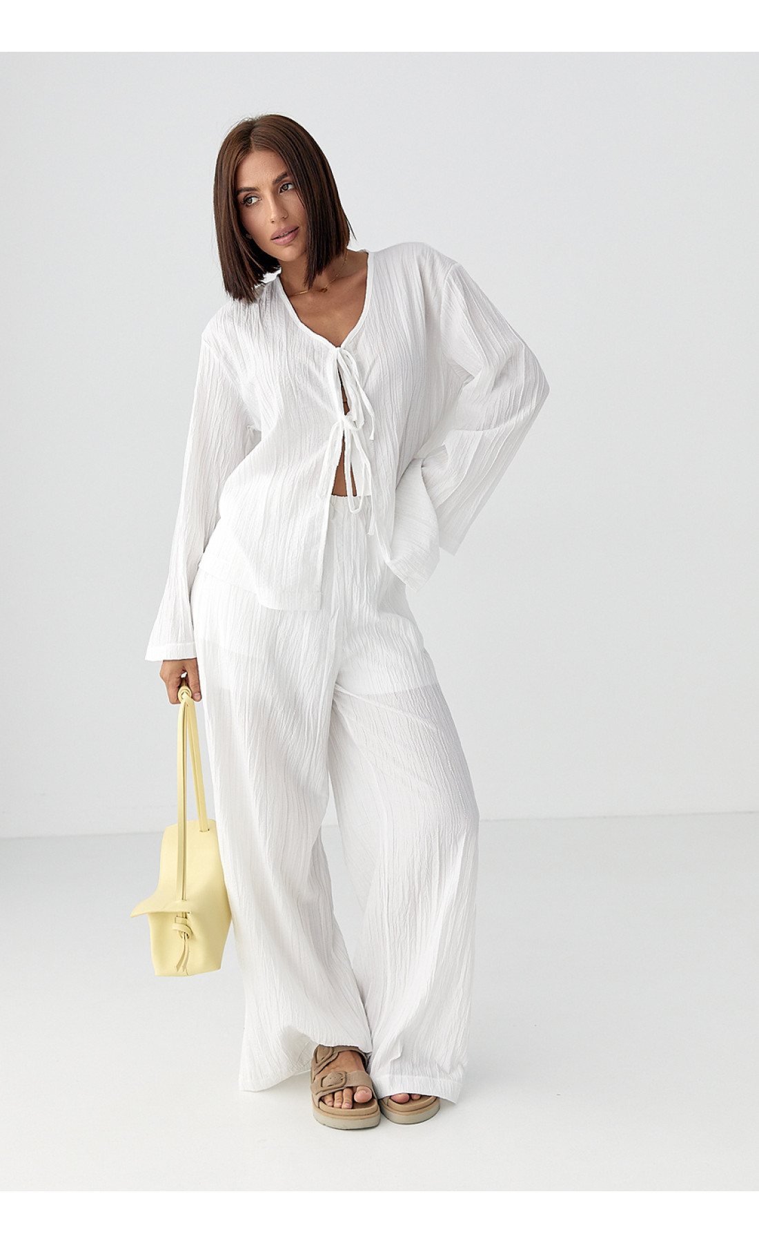 Вільний літній костюм із блузою на зав'язках  білий колір