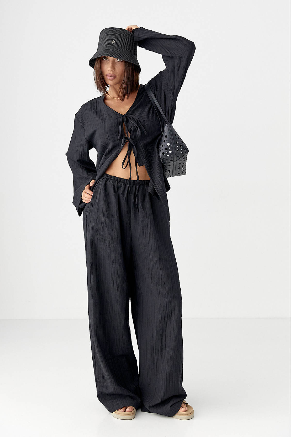 Вільний літній костюм із блузою на зав'язках  чорний колір