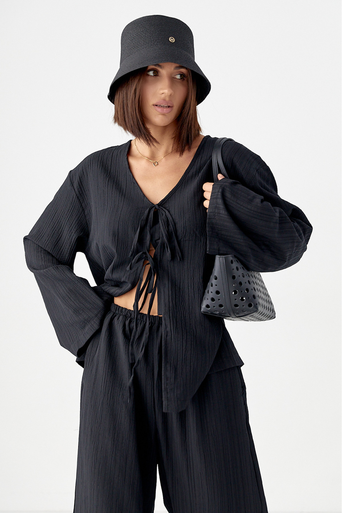Вільний літній костюм із блузою на зав'язках  чорний колір