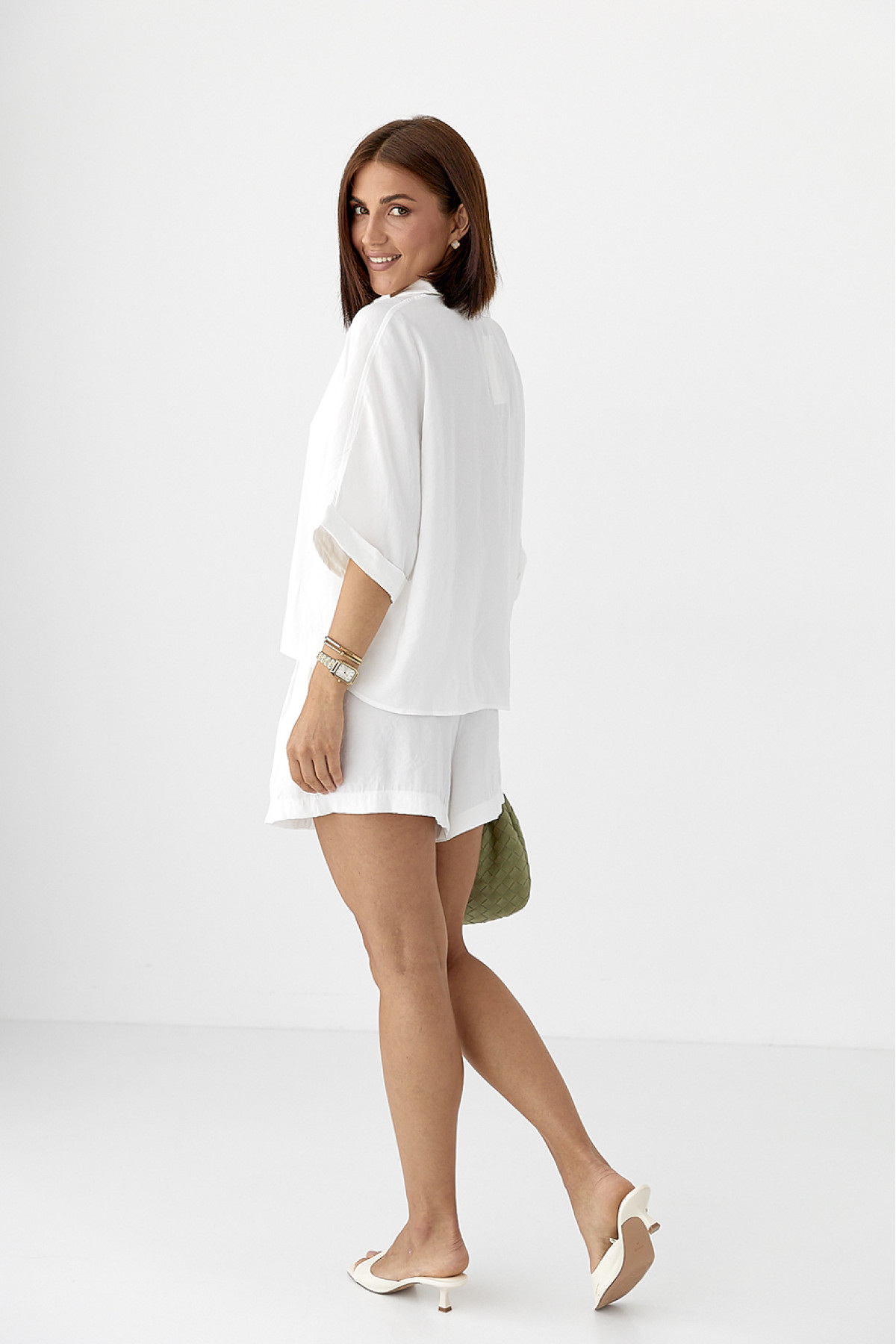 Костюм вільного крою із шортами та сорочкою  білий колір